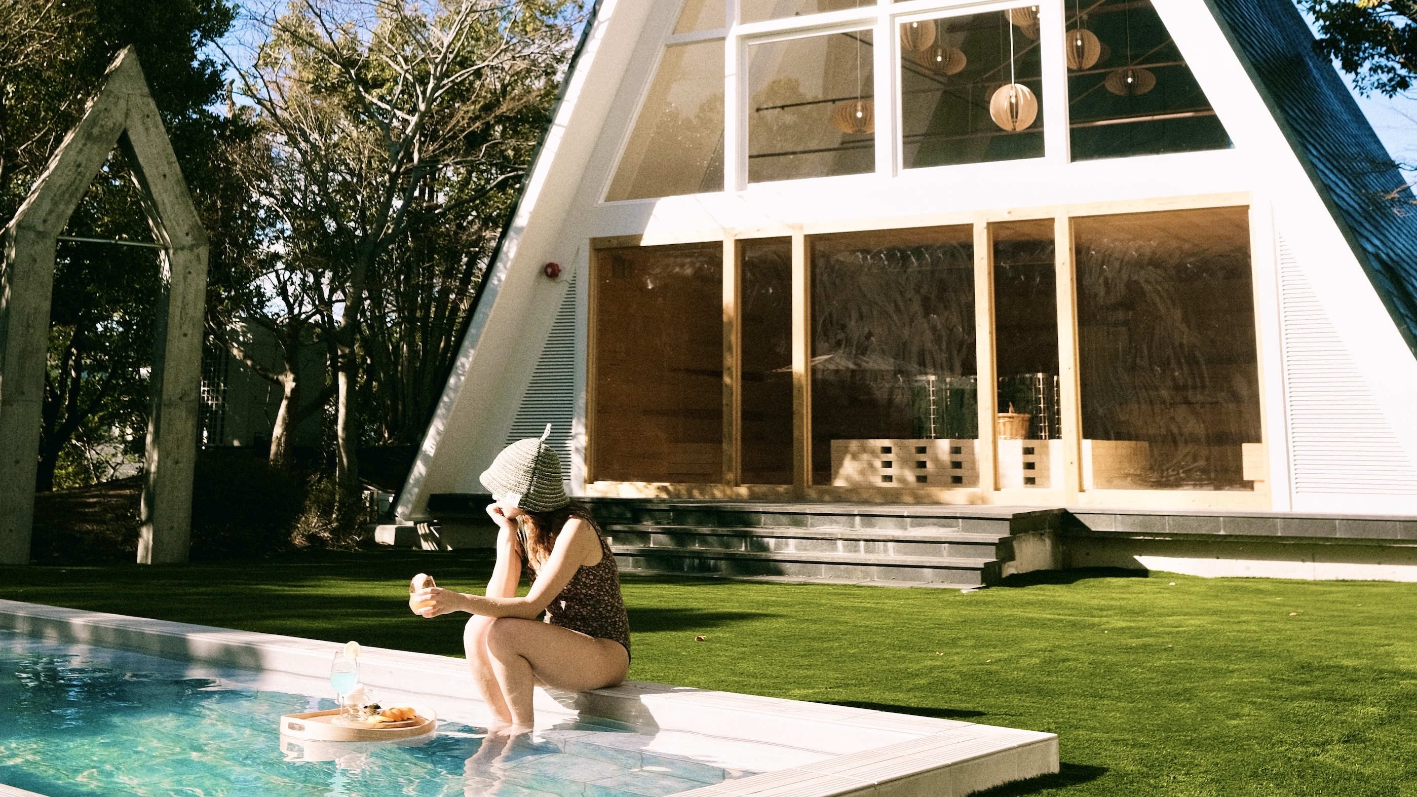 プールサイドでの優雅な時間