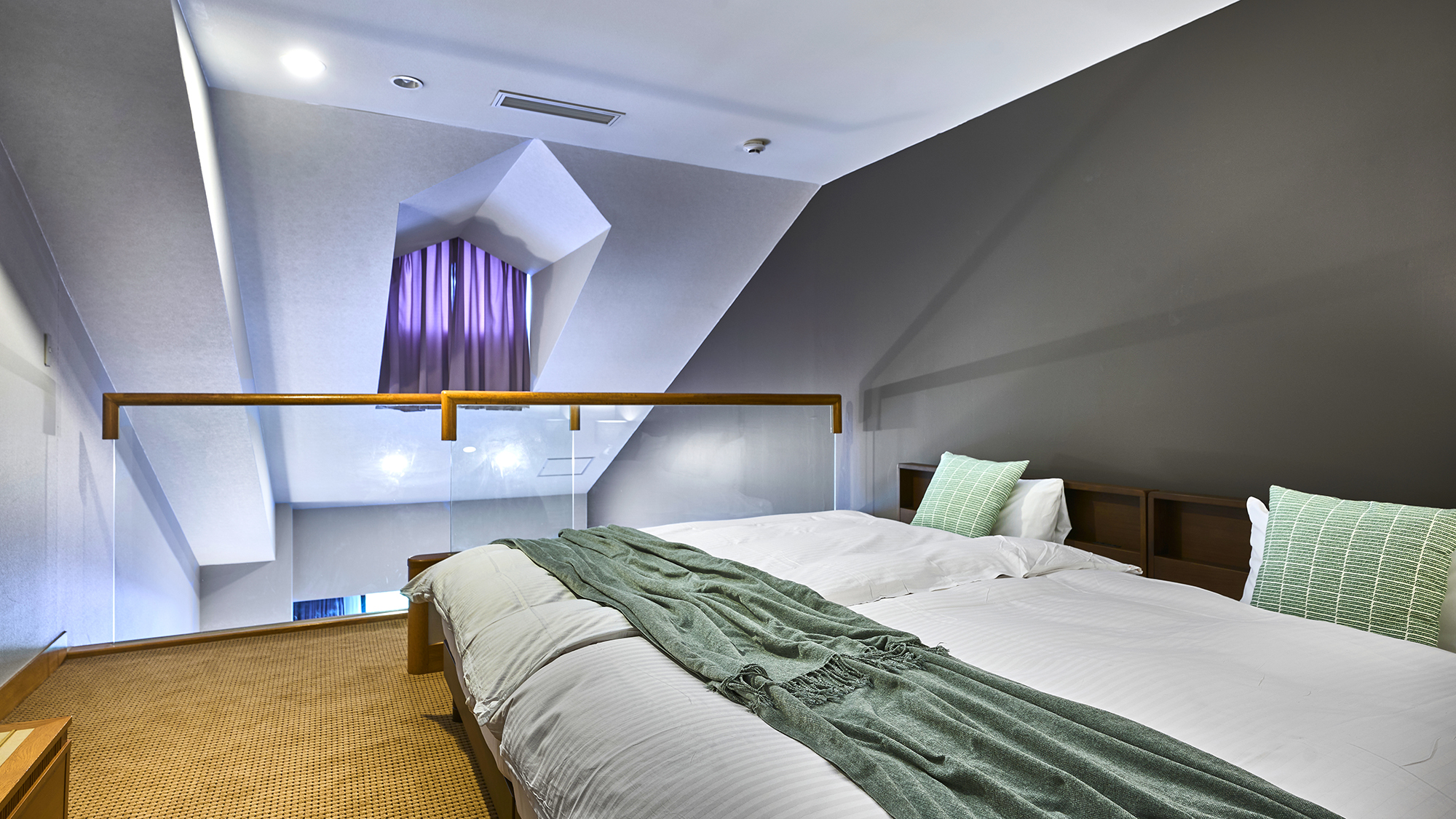 【スイート】2階の寝室は、どこか秘密基地のようでわくわくする空間です