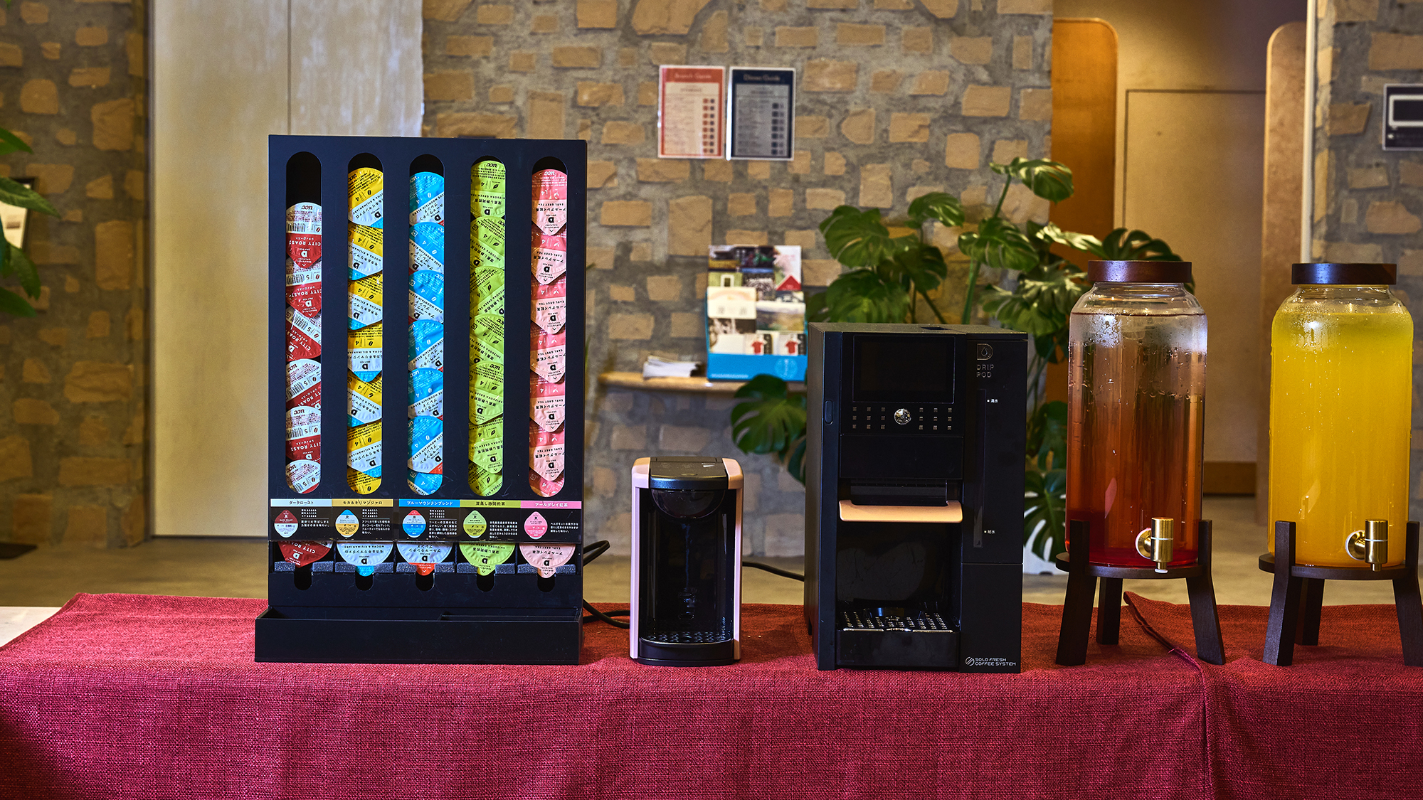 【ウェルカムドリンク＆スナック】自由にお楽しみいただけます。