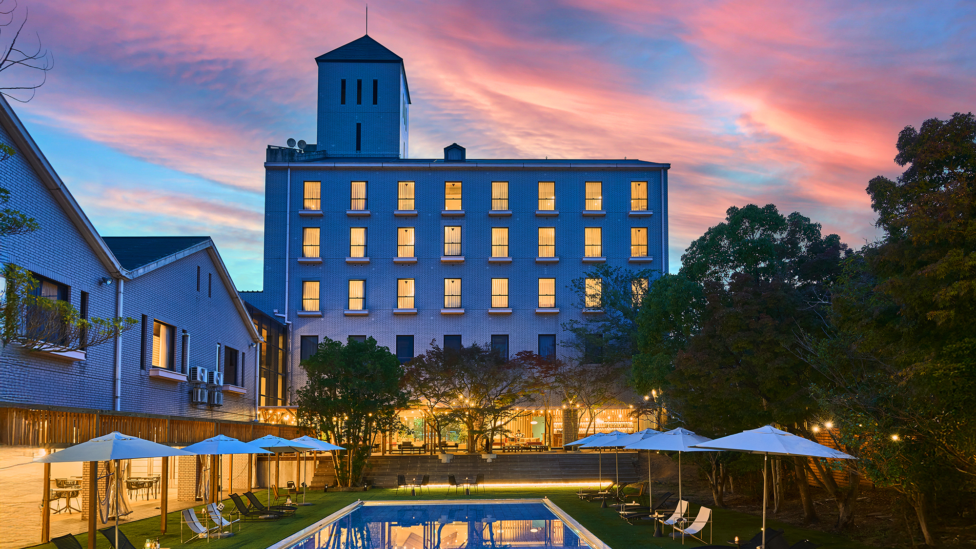 当館自慢の夜のライトアップ。ロマンチックなひとときを、大切な人と一緒にお過ごしください。