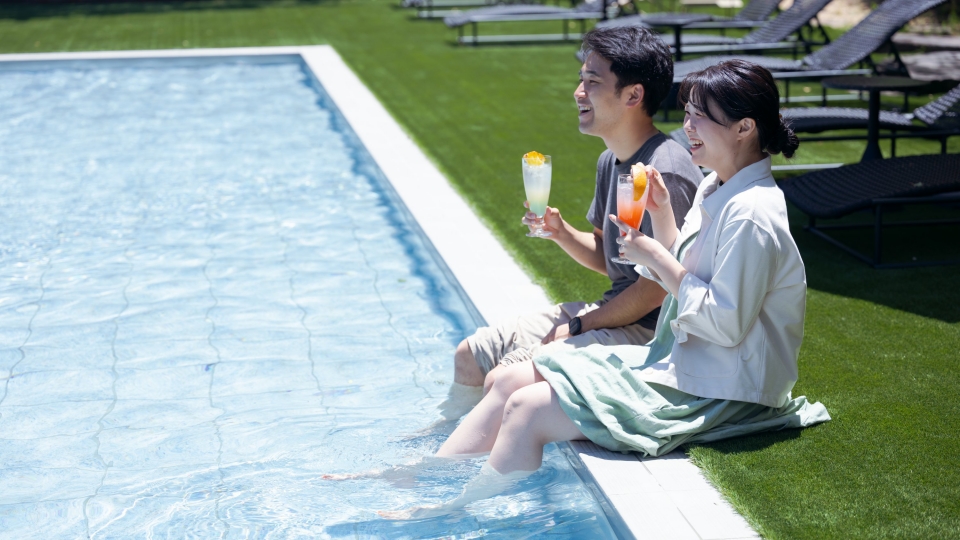 プールサイドでの優雅な時間