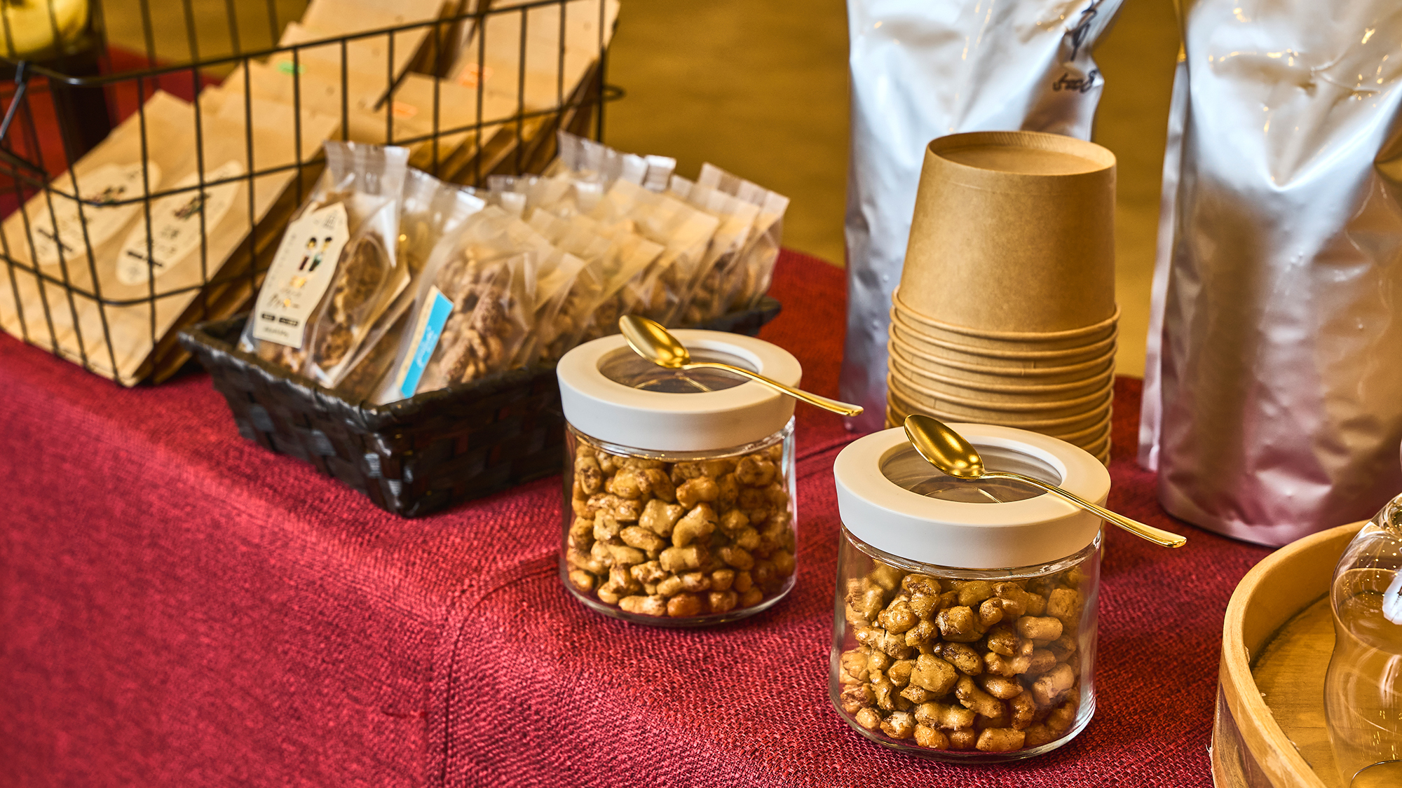 【ウェルカムドリンク＆スナック】自由にお楽しみいただけます。