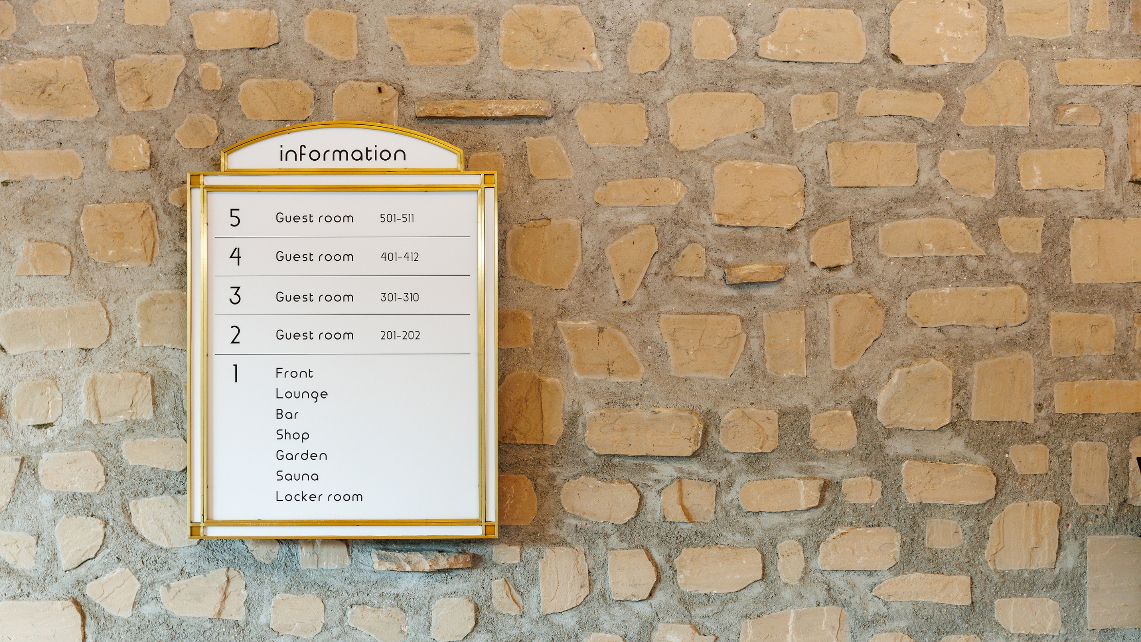 石造りの壁に取り付けられた館内案内板