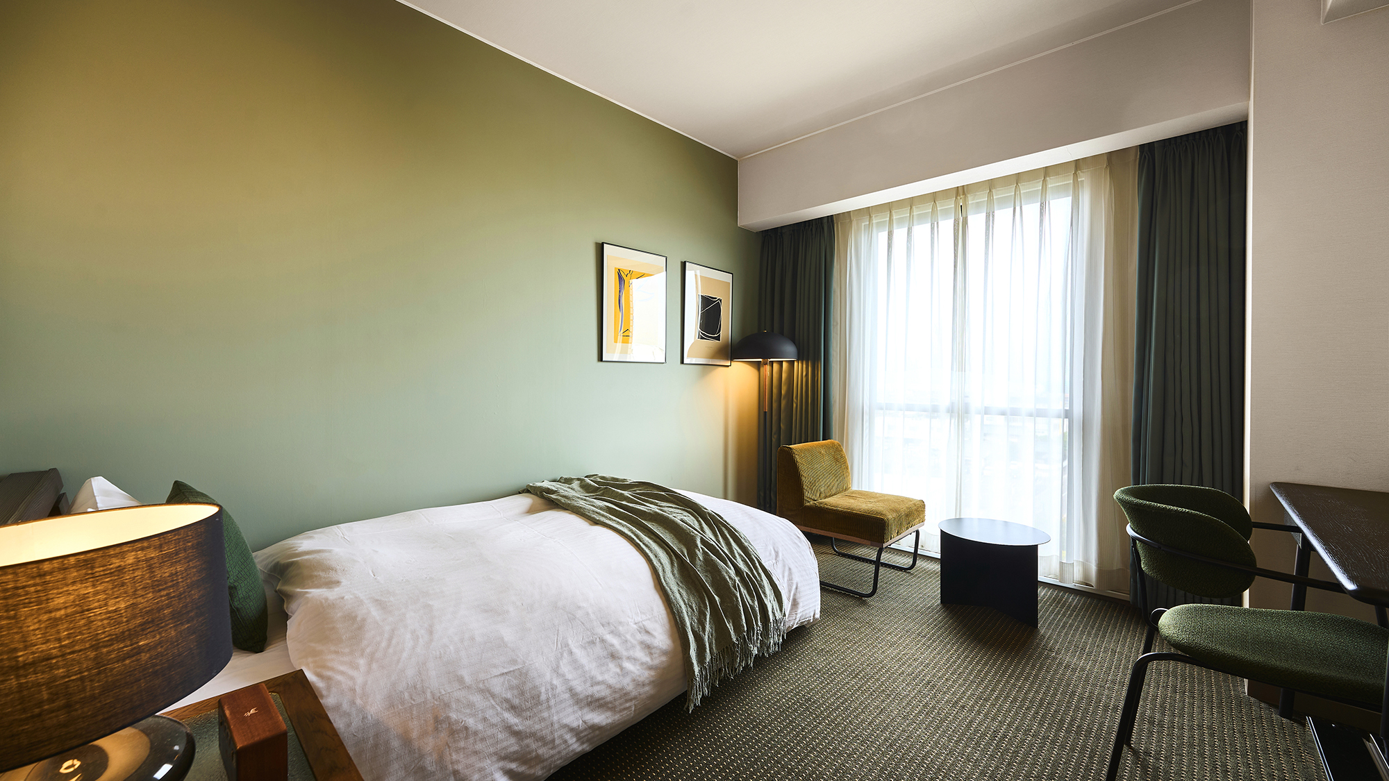 【シングル】コンパクトながらも、くつろぎのソファや作業に便利なデスクなど、快適な設え