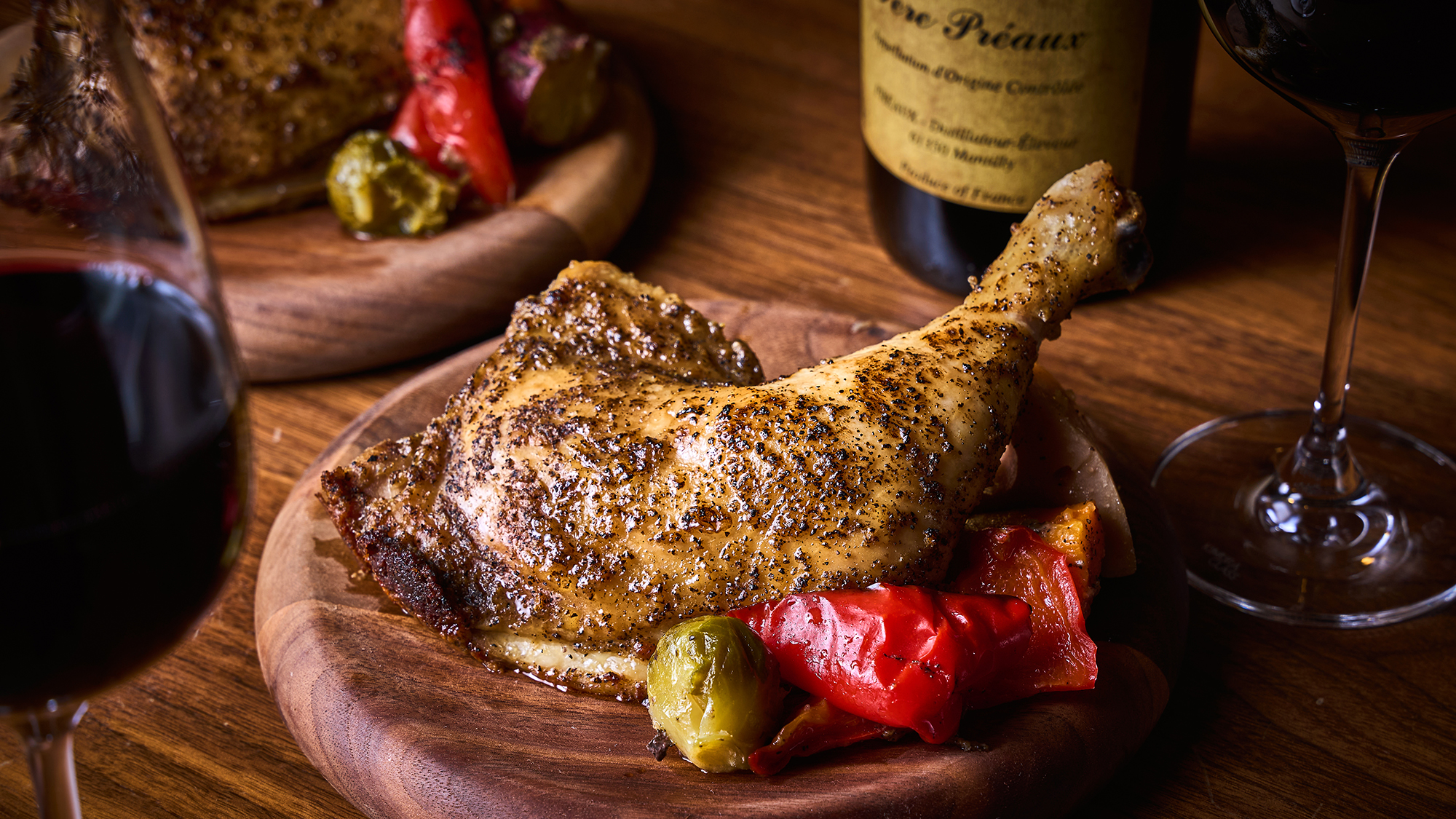 ダッチオーブンでじっくり仕上げた香川名物「骨付鳥」ほろほろの身がたまりません！