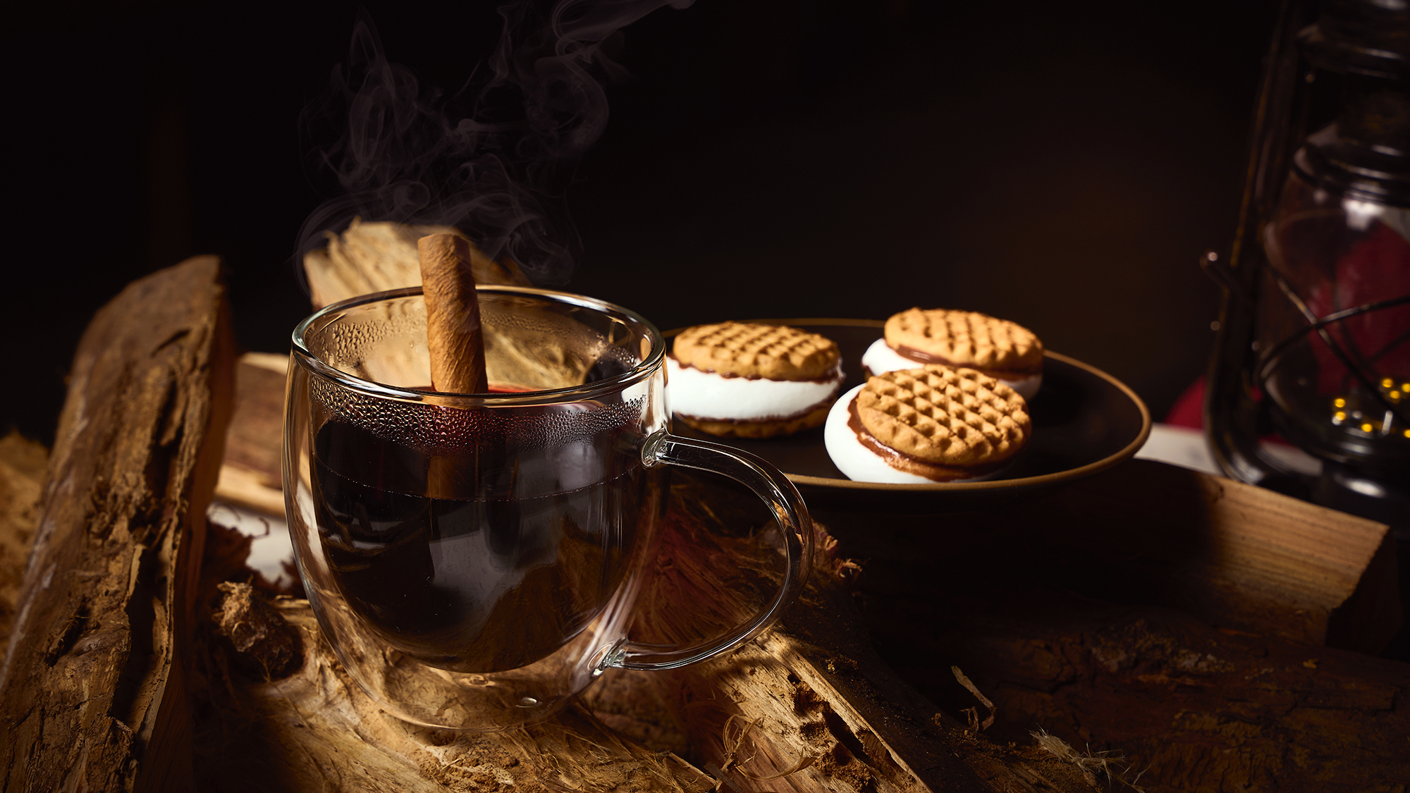 寒い時期だからこそ美味しい、熱々のスモアとホットワイン