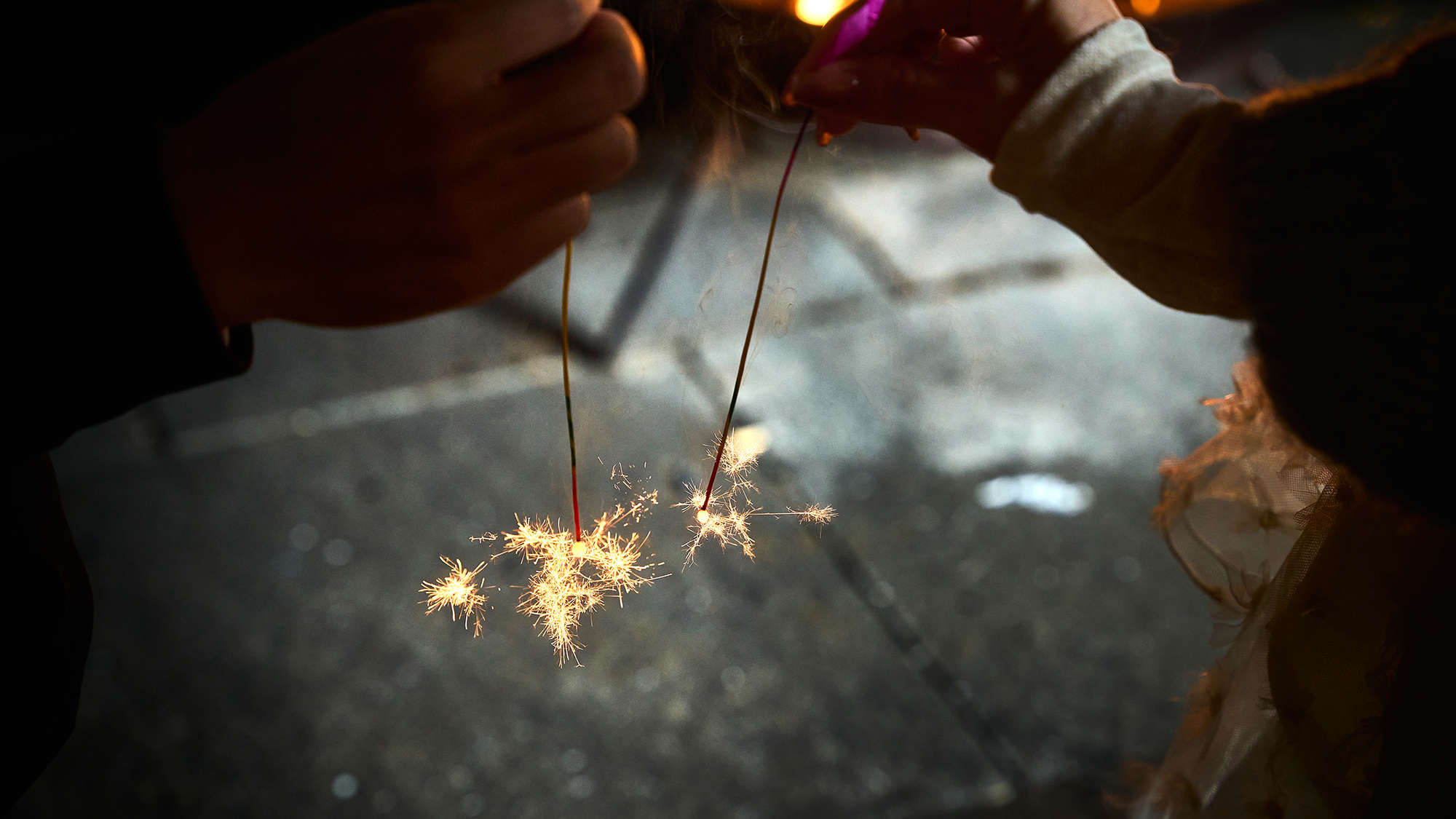 心地よい静寂に包まれた夜を彩る線香花火