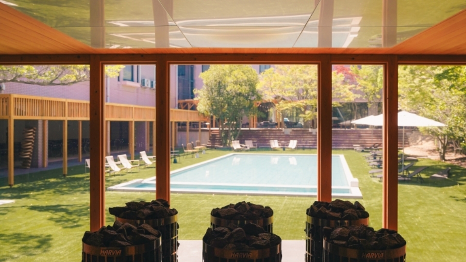 サウナからの中庭の眺め