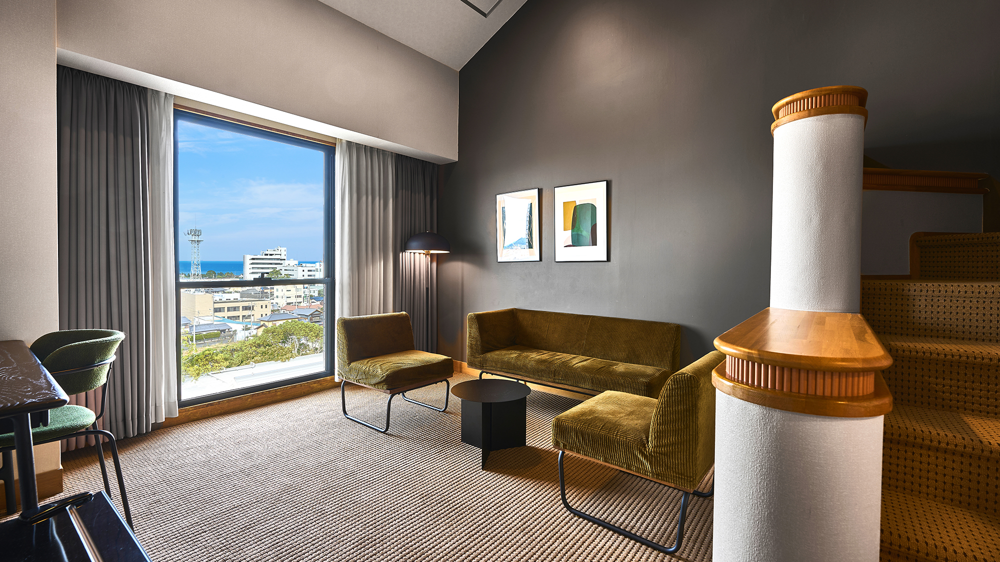 【スイート】吹き抜けで開放感あるメゾネットタイプの空間