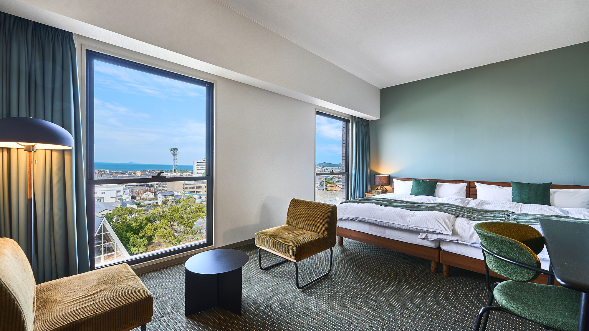 【デラックスダブル】窓から見渡す瀬戸内の景色は、時間毎に異なる美しさ。