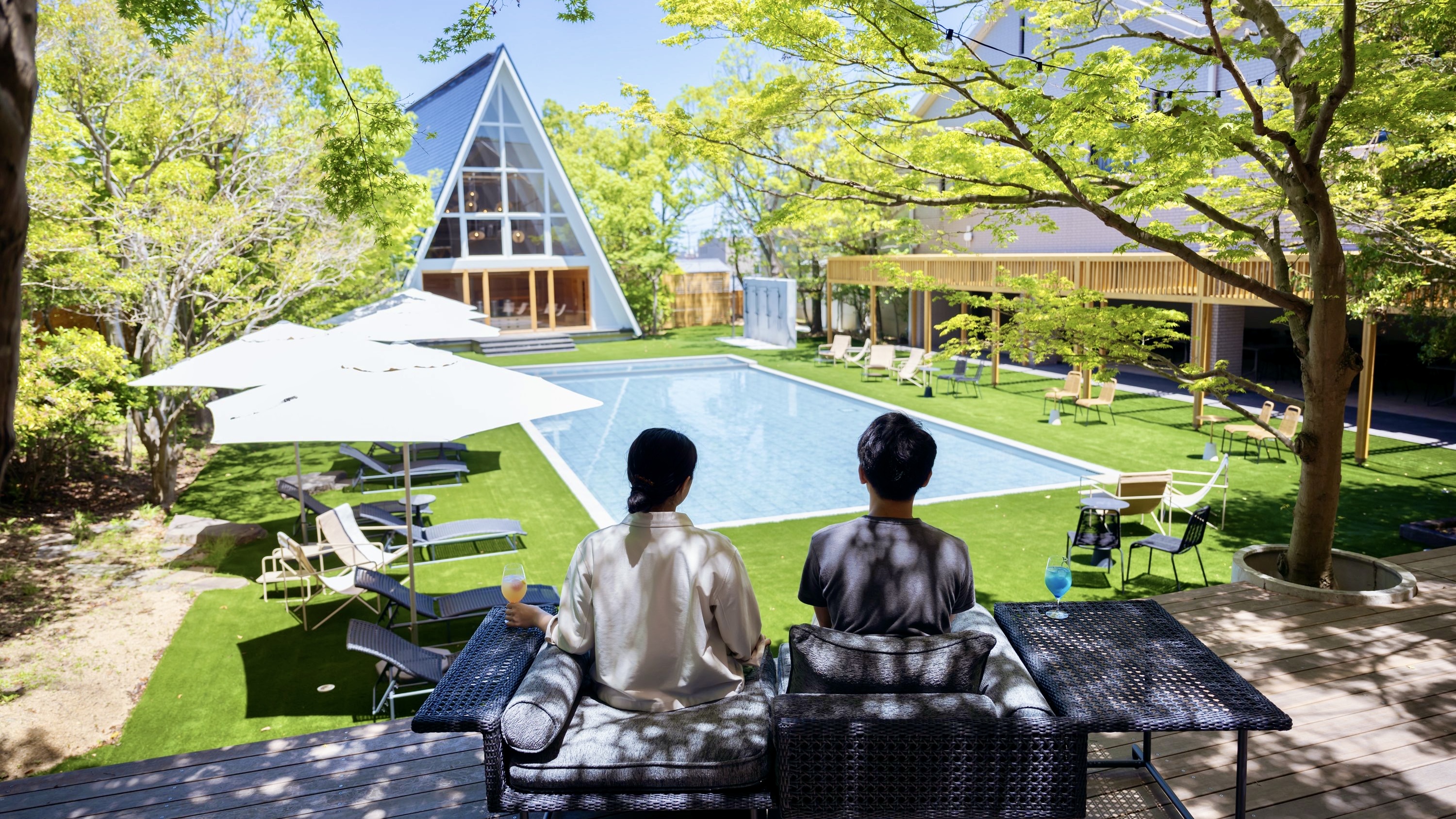 プールサイドでの優雅な時間