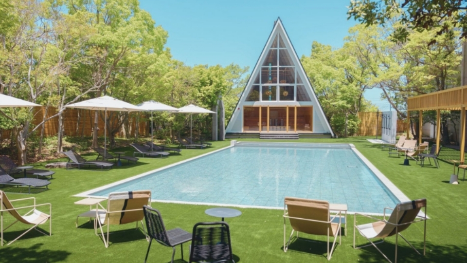 テラスから中庭の眺め