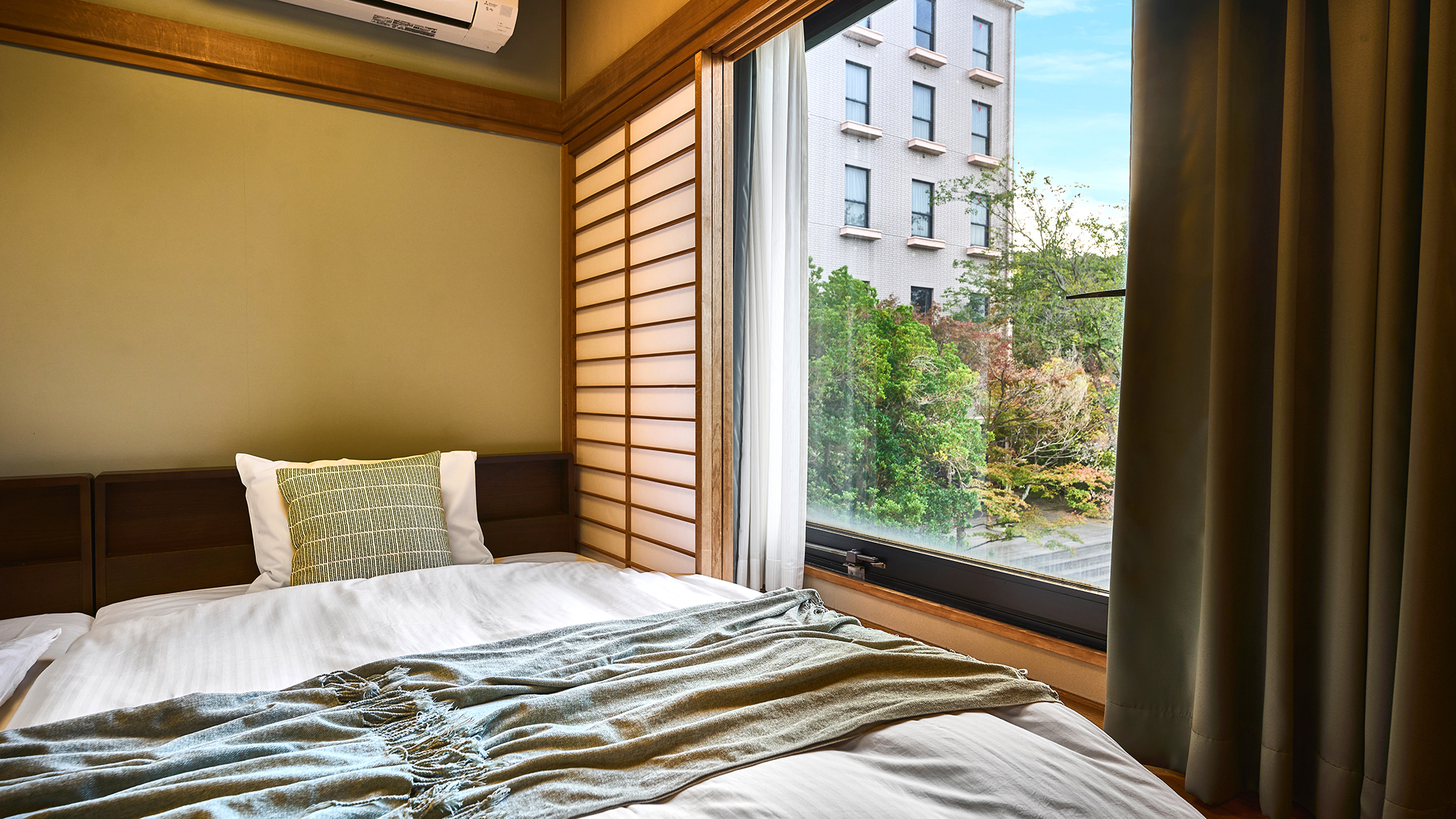 【和室】優しい目覚めを導く、大きな窓