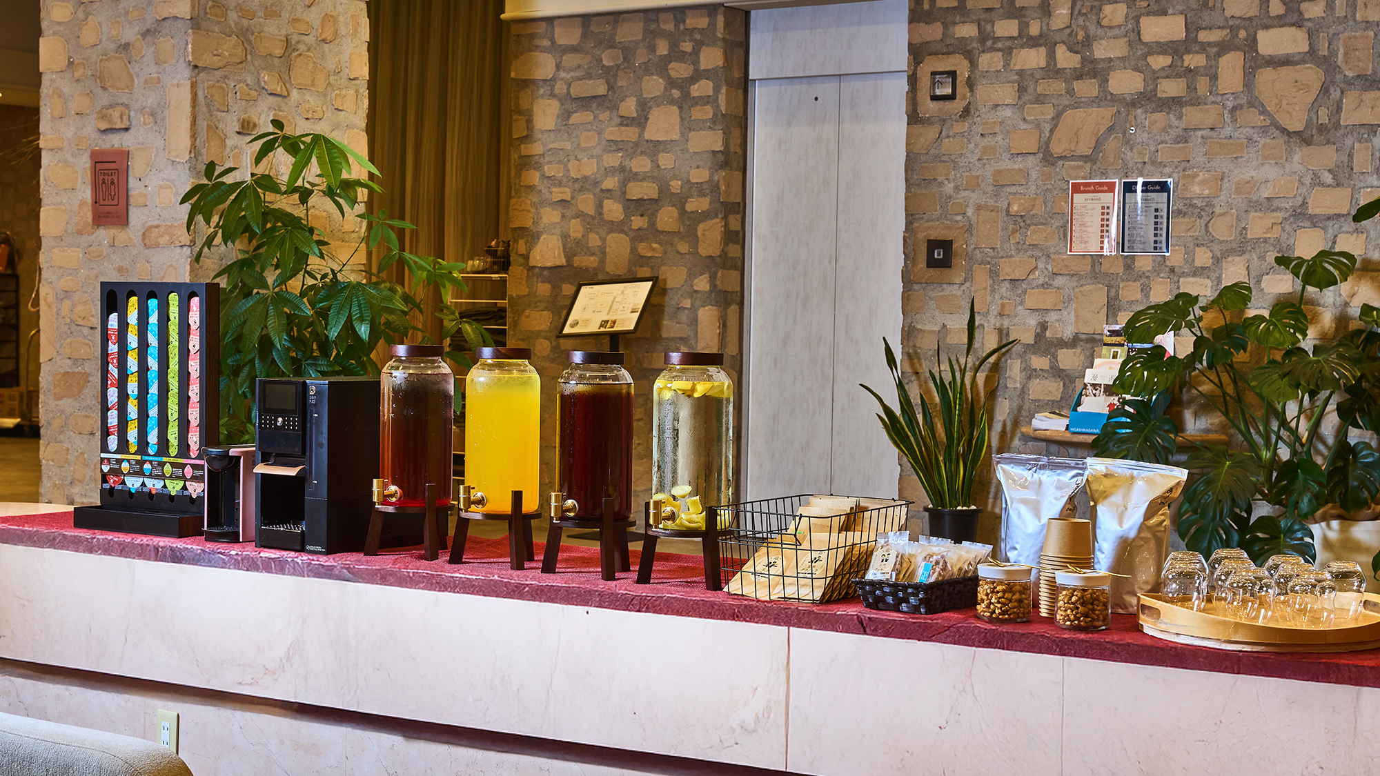 【ウェルカムドリンク＆スナック】自由にお楽しみいただけます。