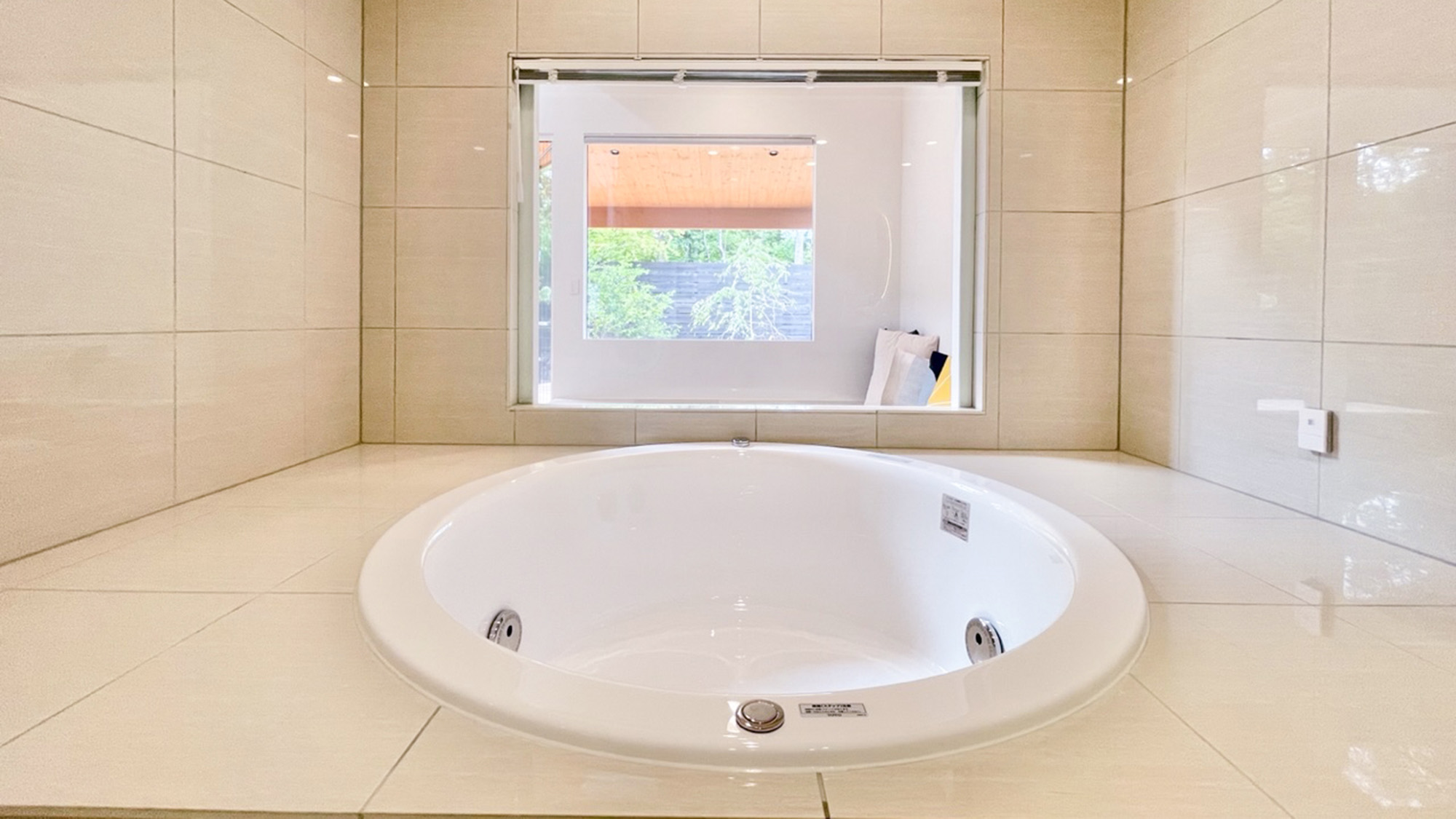 ・【サウナ棟浴室】清潔感のあるバスルーム。温かいお湯に浸かり、一日の疲れを癒してください
