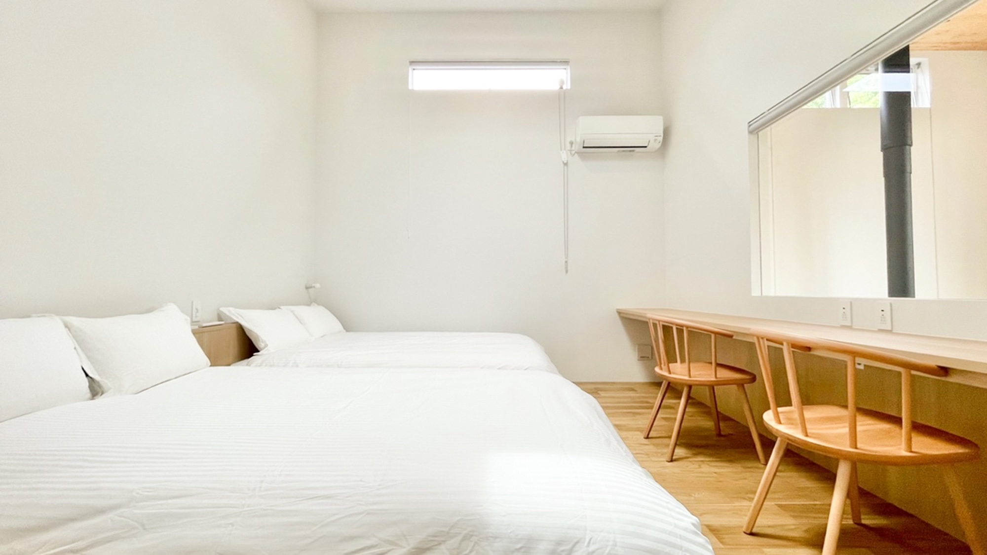 ・【サウナ棟寝室】白を基調とした落ち着きのあるベッドルーム
