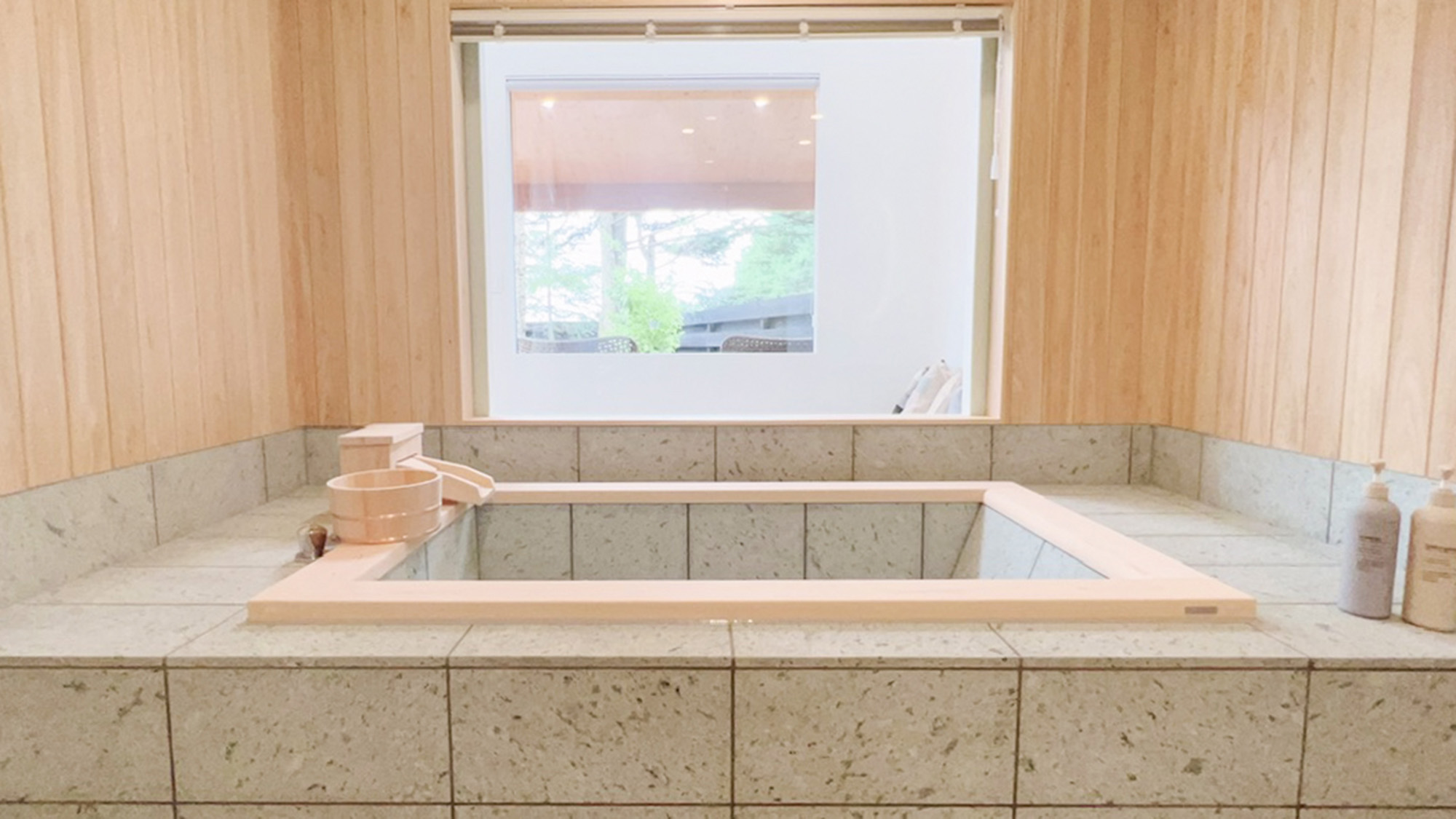 ・【檜風呂棟浴室】木目が特徴の清潔感のあるバススペース