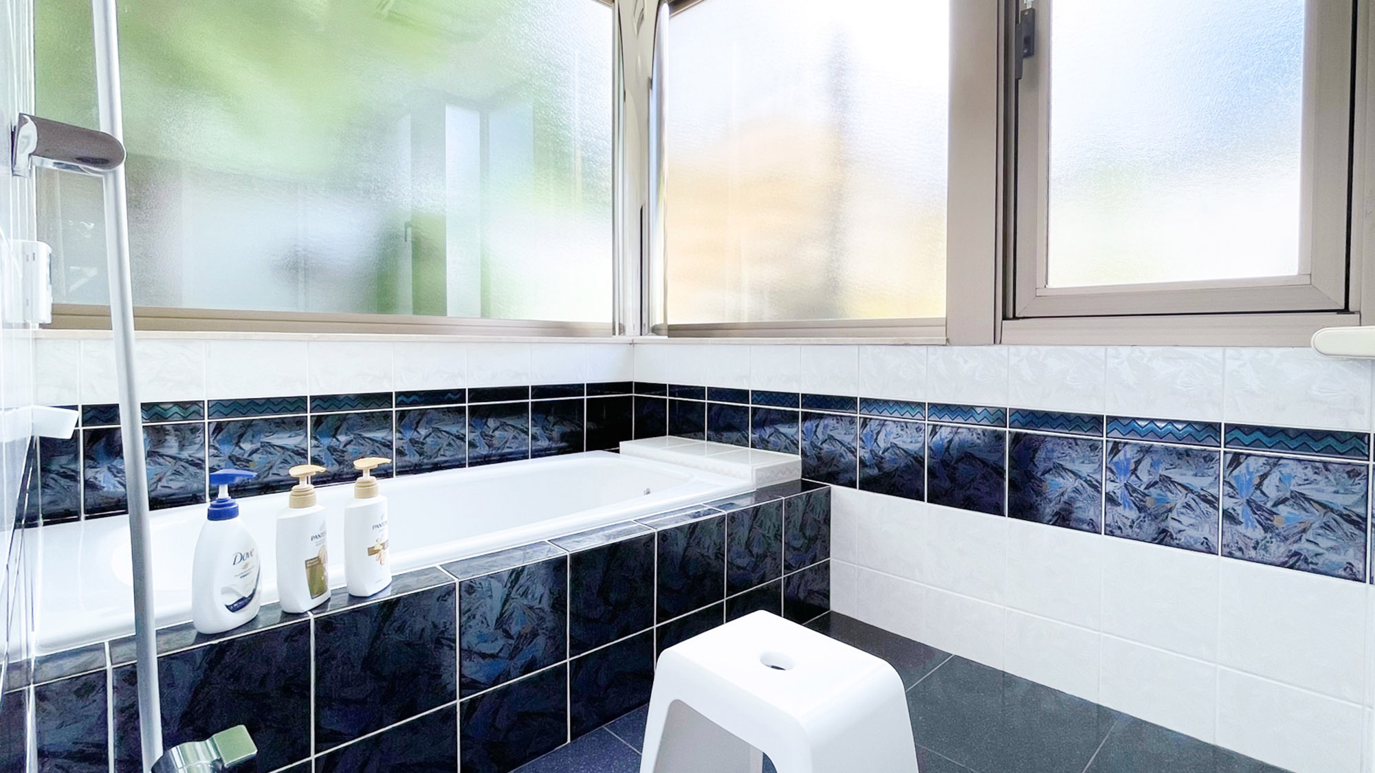 ・【A棟浴室】スタイリッシュなデザインの浴室。シャワー、コンディショナー、ボディーソープ完備