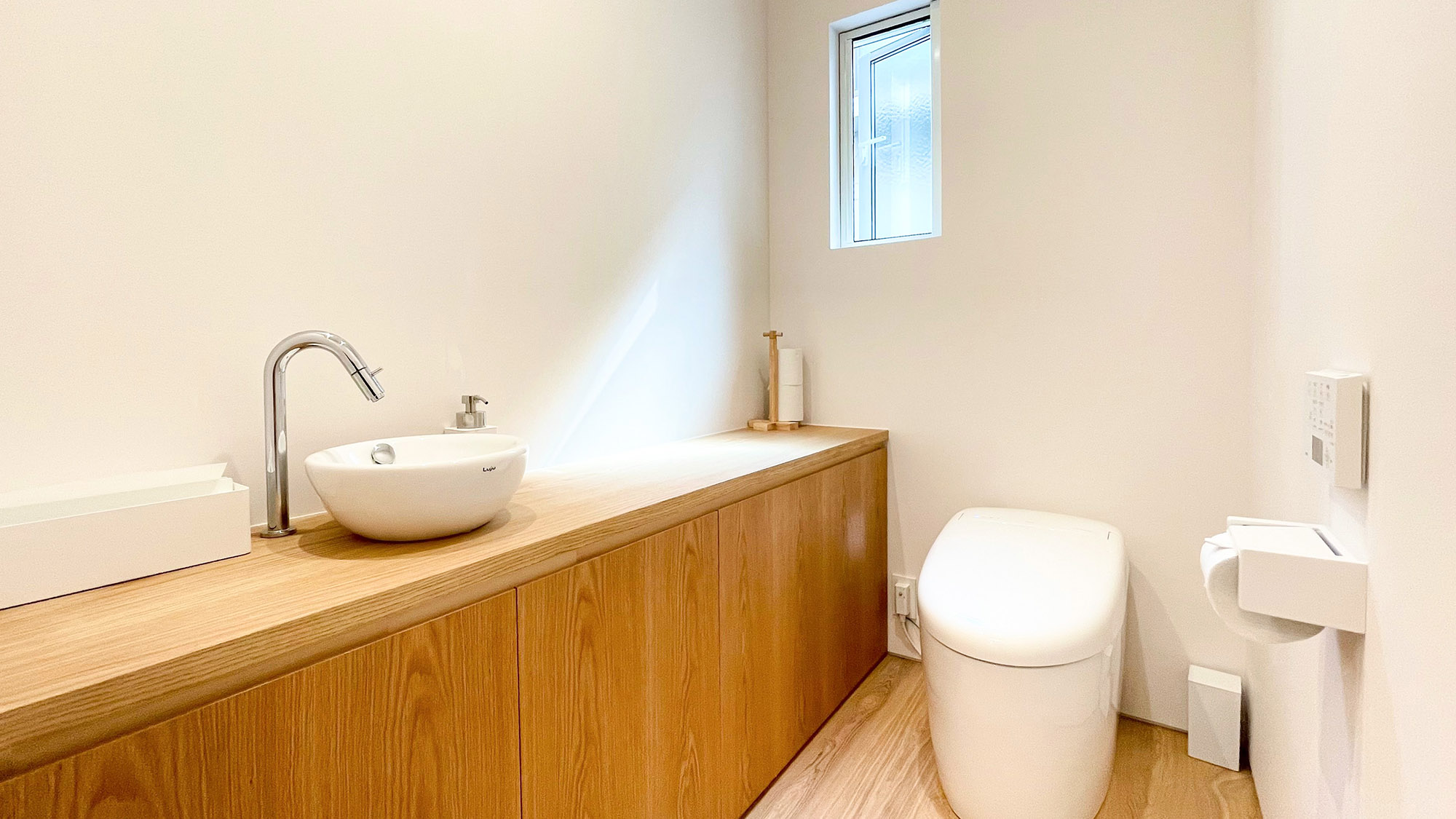 ・【B棟トイレ】清潔感のある温水洗浄機付便座のトイレ