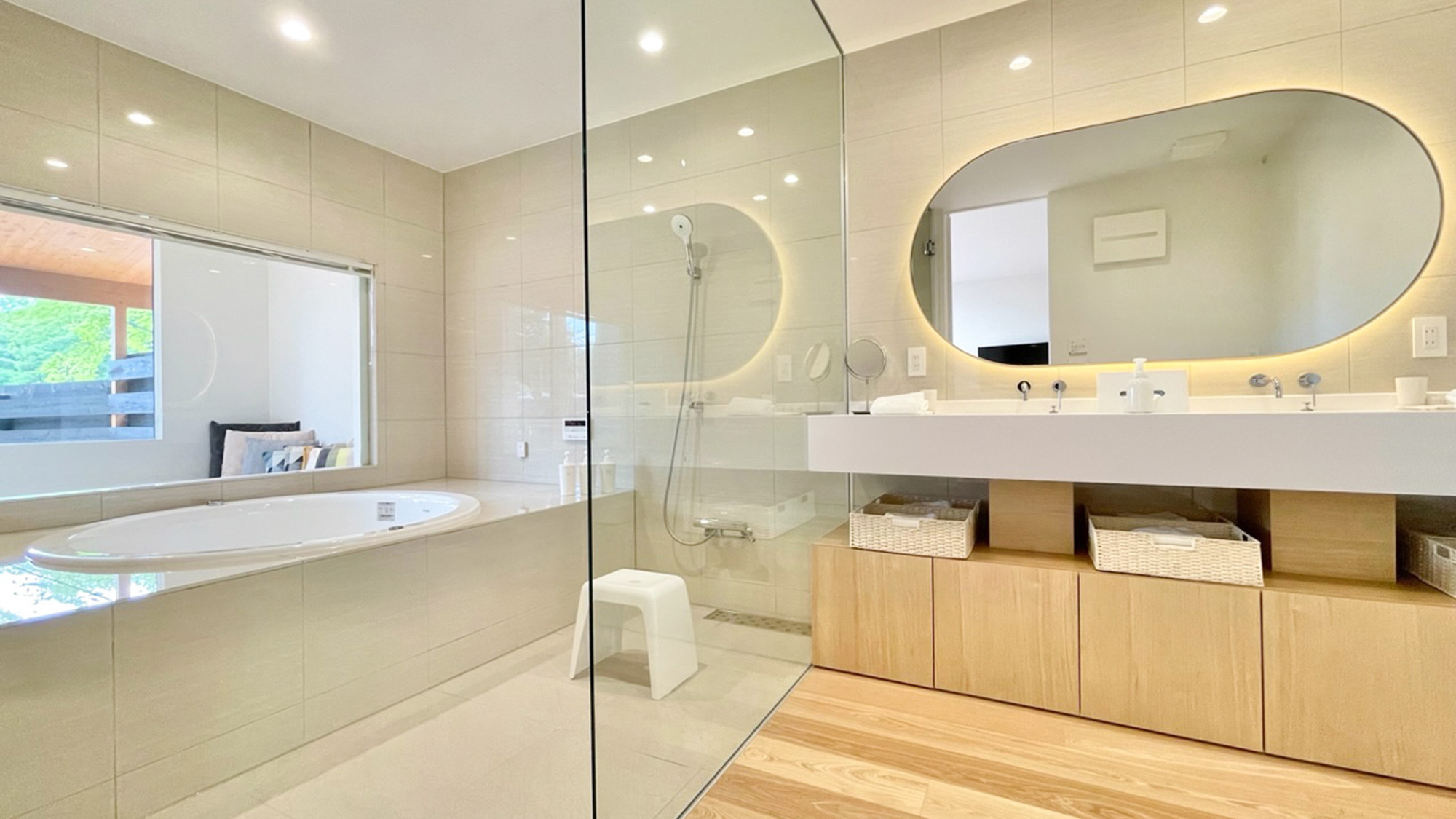 ・【足湯棟洗面スペース】使いやすさとおしゃれを両立した洗面台。大きめの鏡が便利