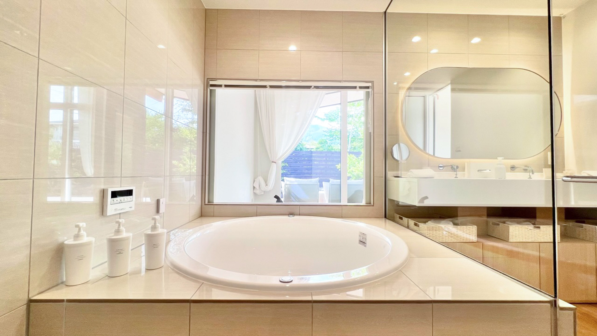 ・【平屋棟浴室】清潔感のある浴室。シャンプー、コンディショナー、ボディーソープを完備