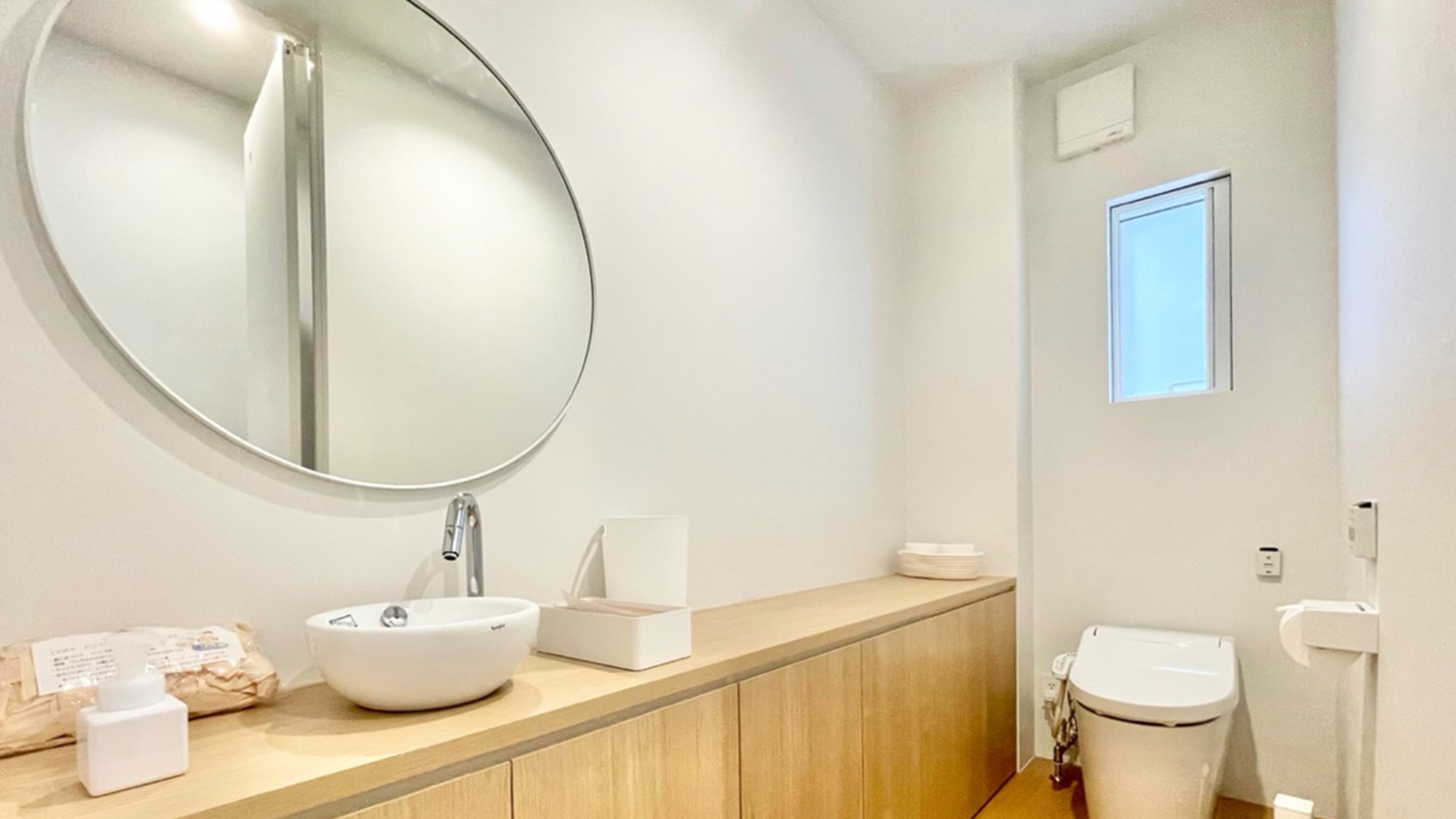 ・【檜風呂棟トイレ】大きめの鏡を設置しており、朝の身支度などにも便利です