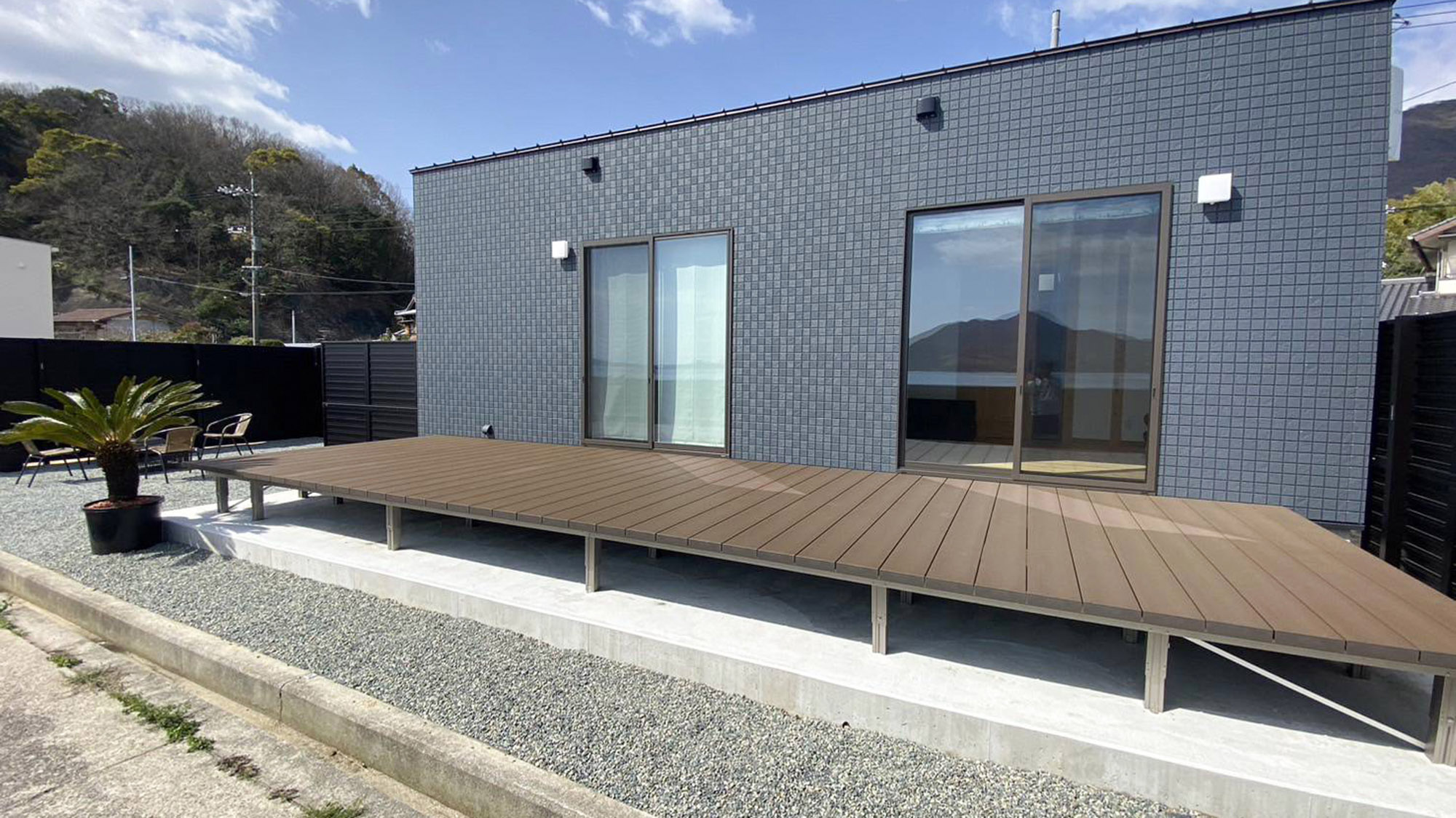 ・【外観】コテージは日当たり抜群。生口島の心地良い風も感じてください