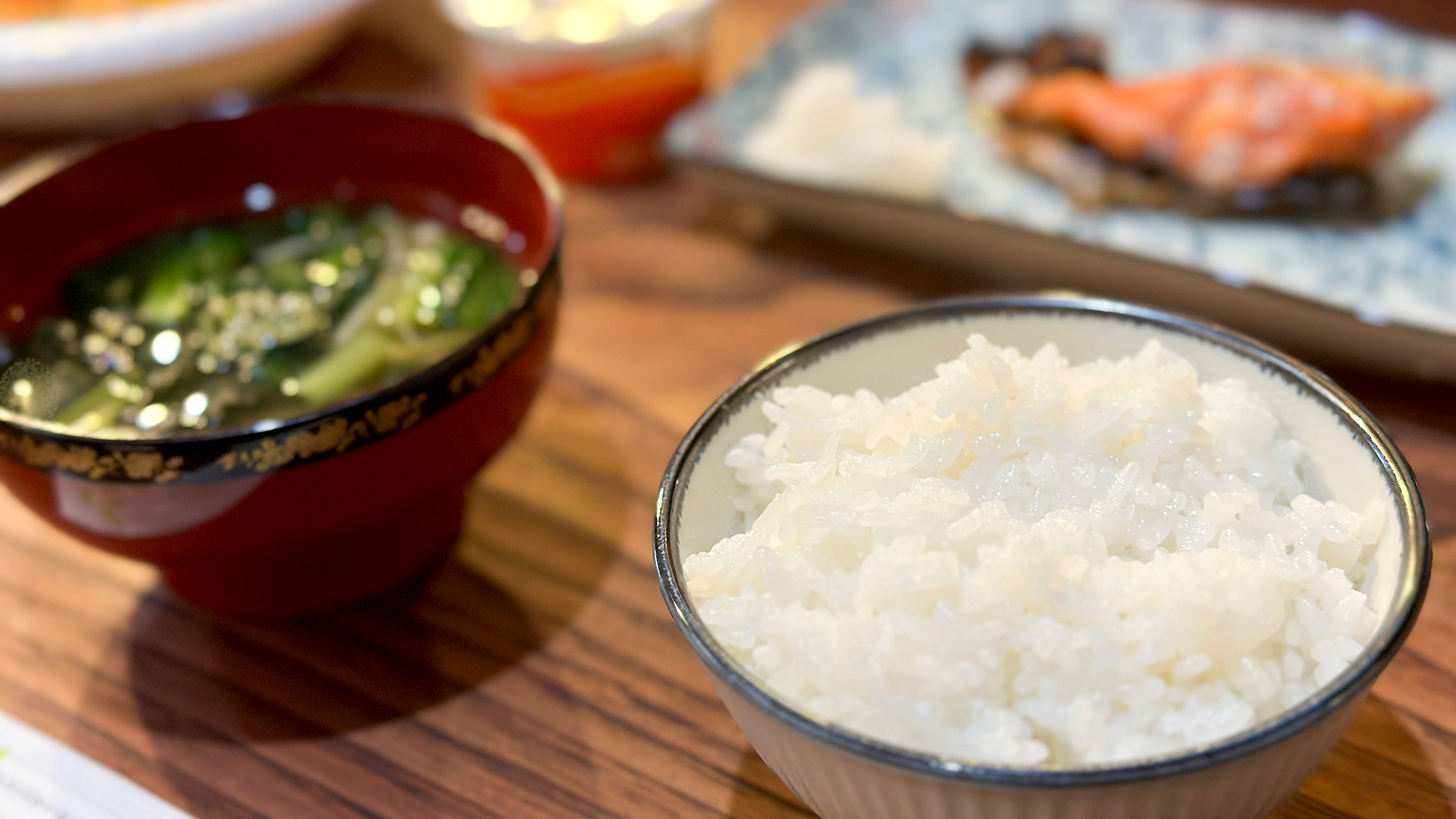 ・【竈門ご飯】炎と羽釜が生み出す「外は粒立ち、中はもっちり」の炊きたてご飯