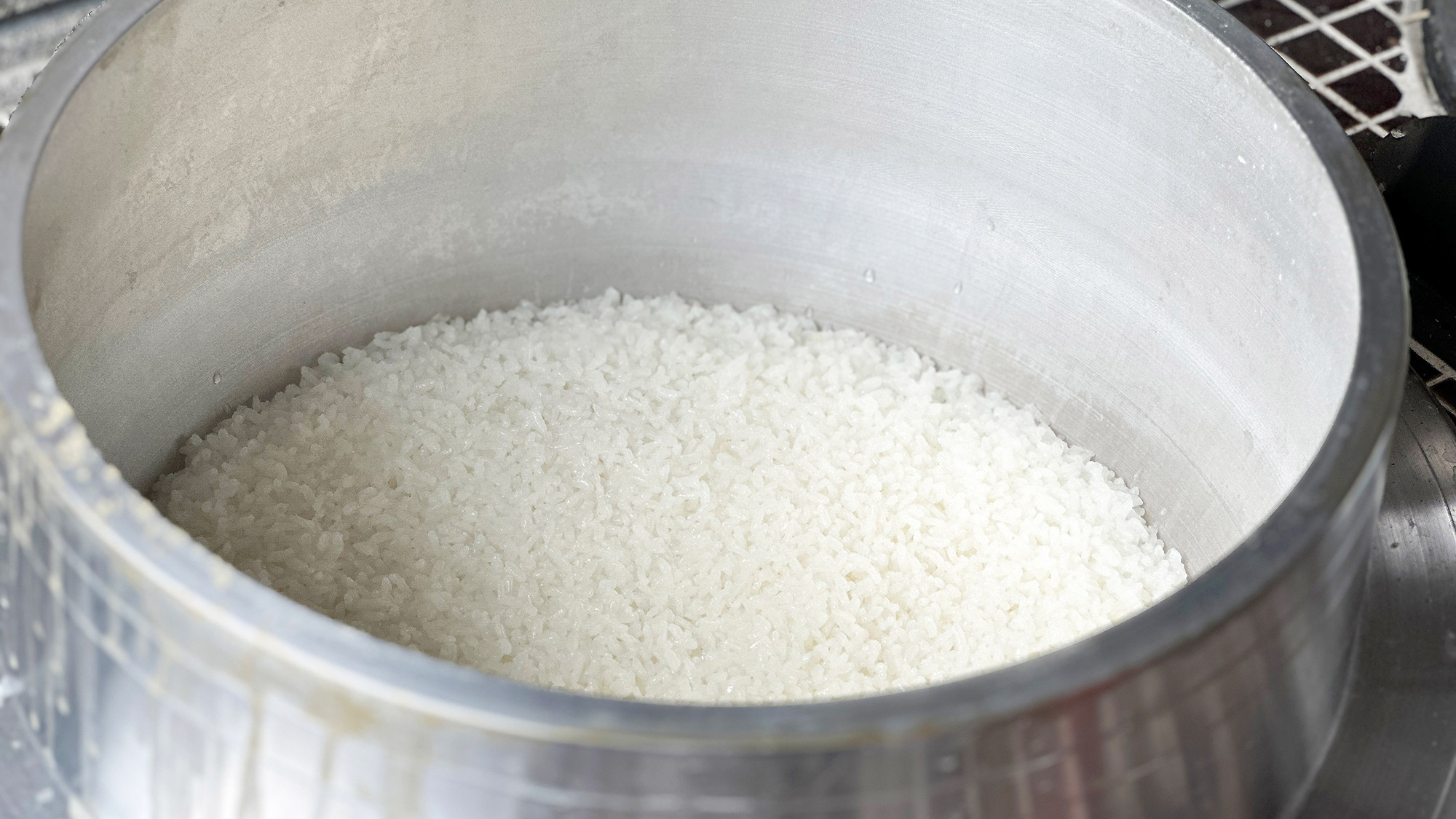 ・【竈門ご飯】薪をくべ、火加減を見極める。自分で炊くからこそ奥深さに気付く体験です