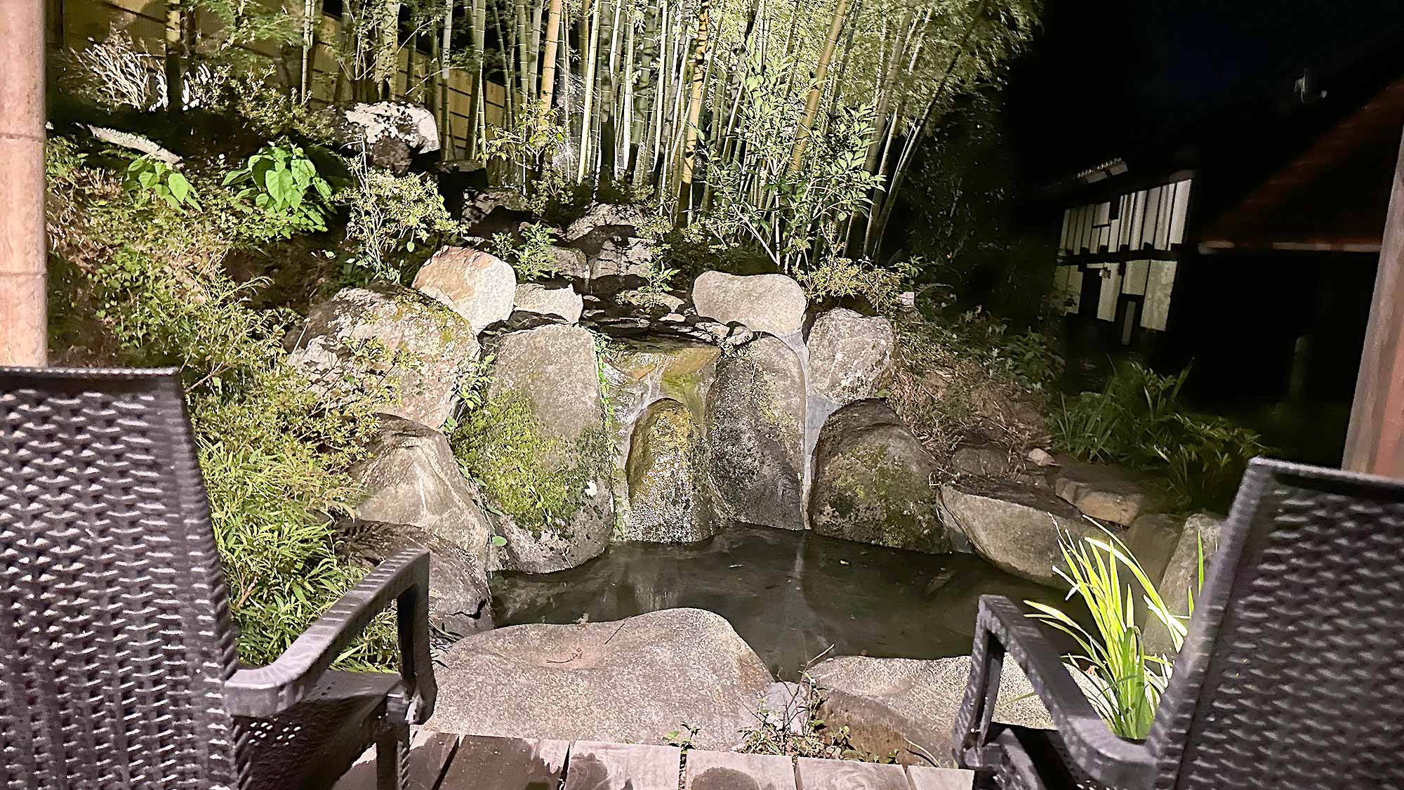 ・【五右衛門風呂】竹林を眺める五右衛門風呂がございます。薪で沸かす半露天風呂です