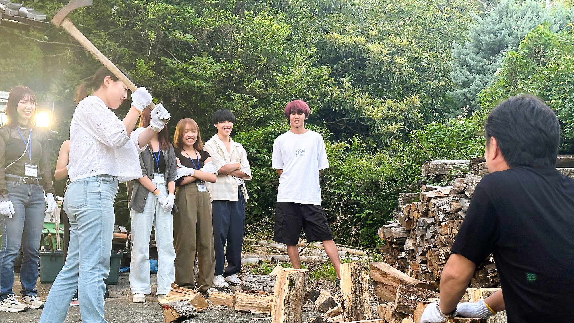・【薪割り】仲間に見守られながら、薪割りにチャレンジ。力を合わせて火の準備をします