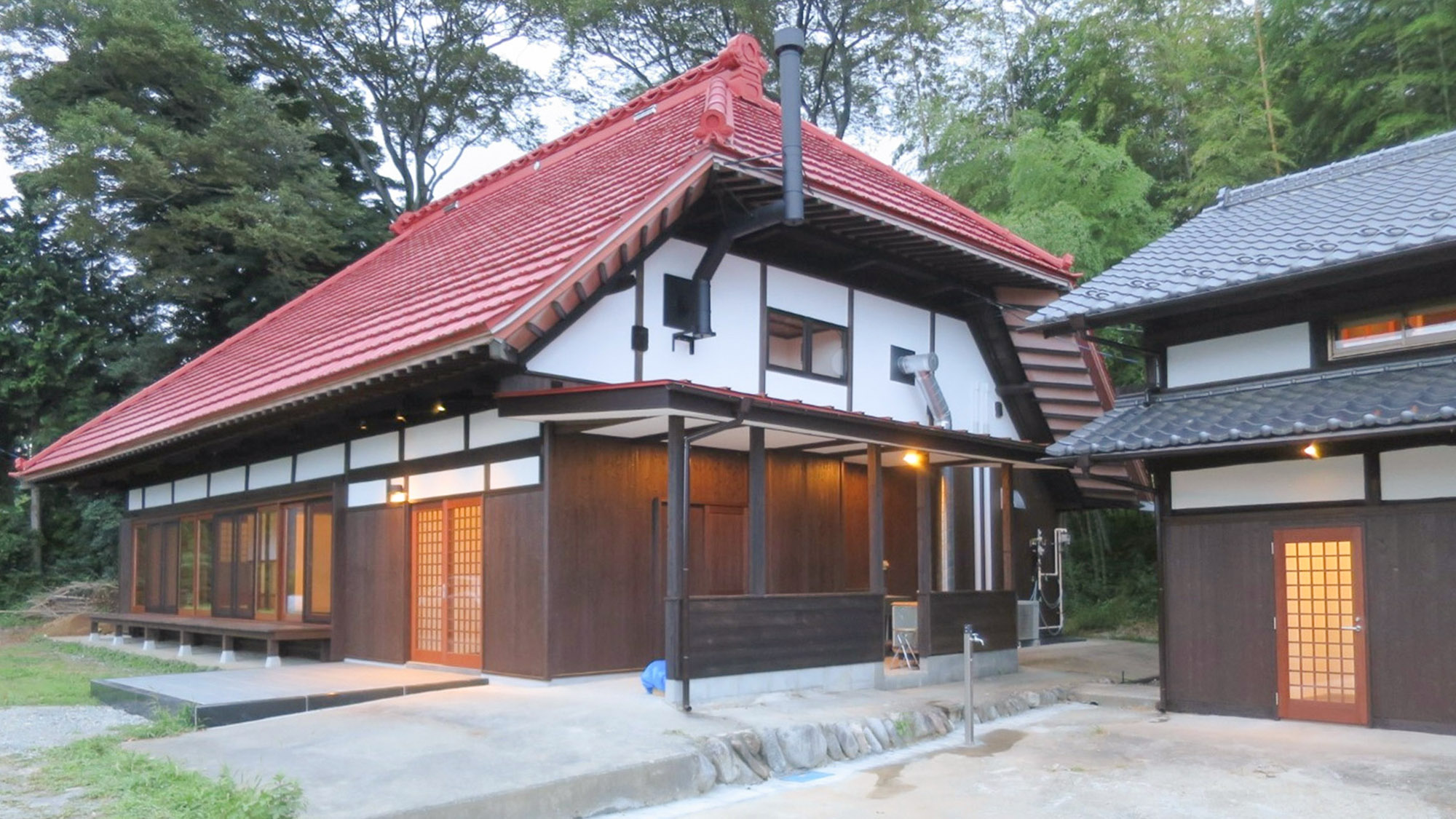 ・【外観】広い和室でみんなで過ごせる母屋と休息にぴったりな離れ