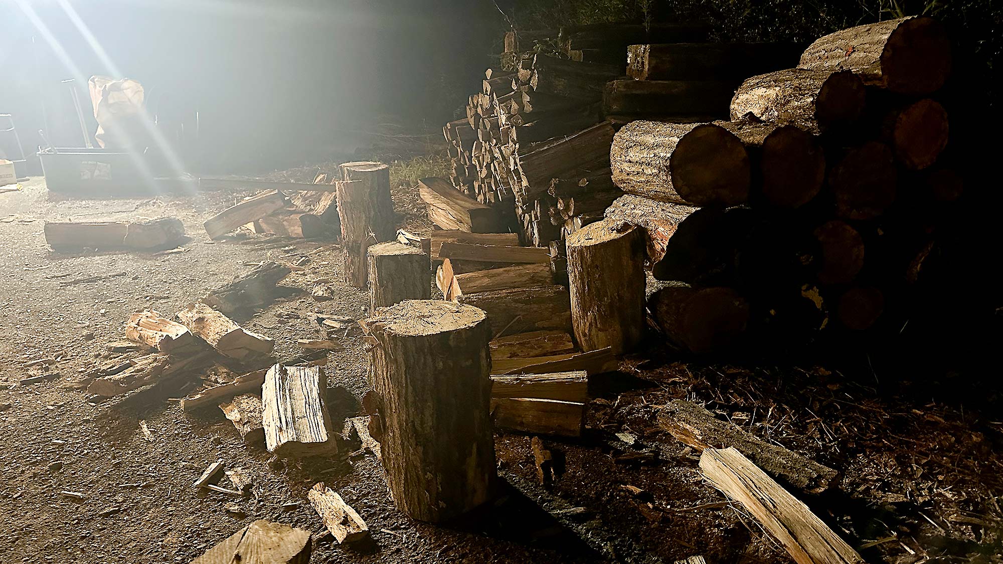 ・【薪割り】火起こし前の大切なひと仕事。みんなで作るキャンプの思い出です