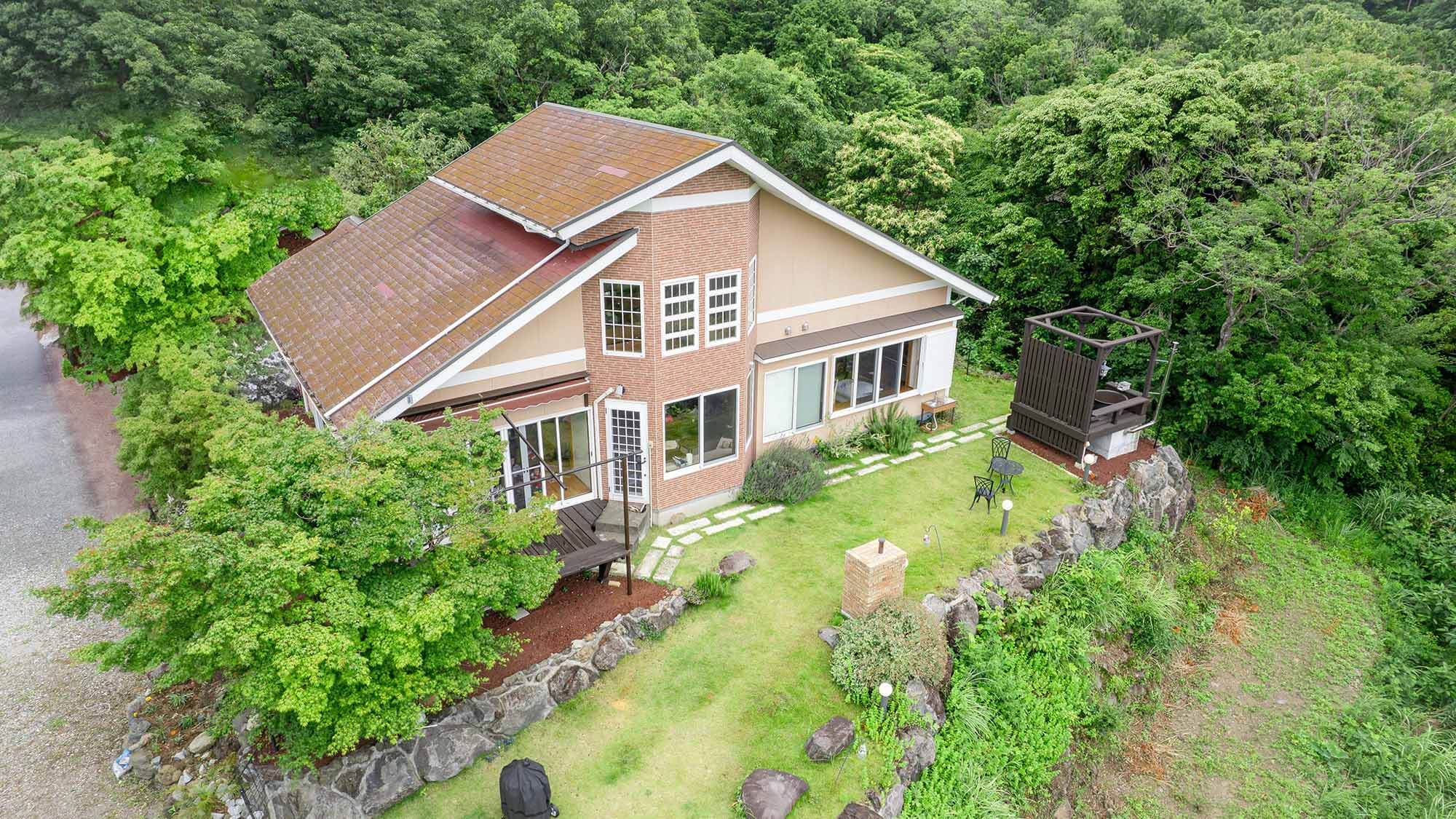 ・【外観】伊豆高原の丘の上に建つ空に近い貸別荘。広い緑の庭で愛犬と共にゆったり過ごせます