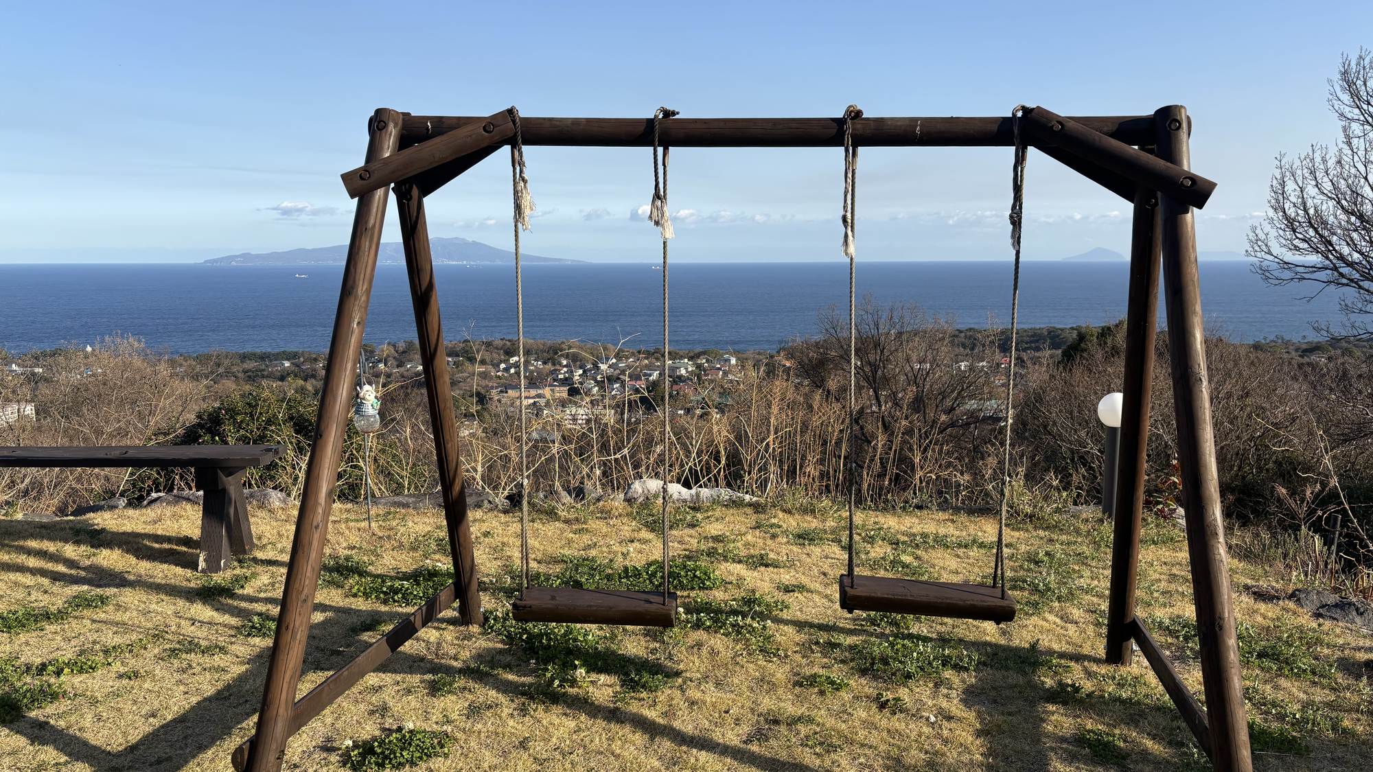 ・【ブランコ】波の音と風に揺られ、海と空がどこまでも広がります