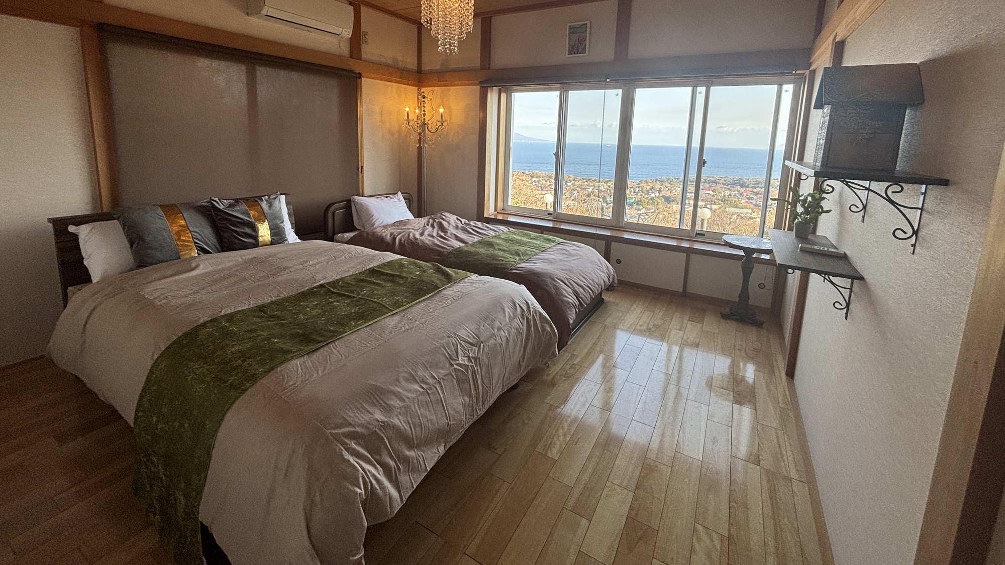 ・【寝室】大きな窓から伊豆の海を一望でき、開放感のあるお部屋です