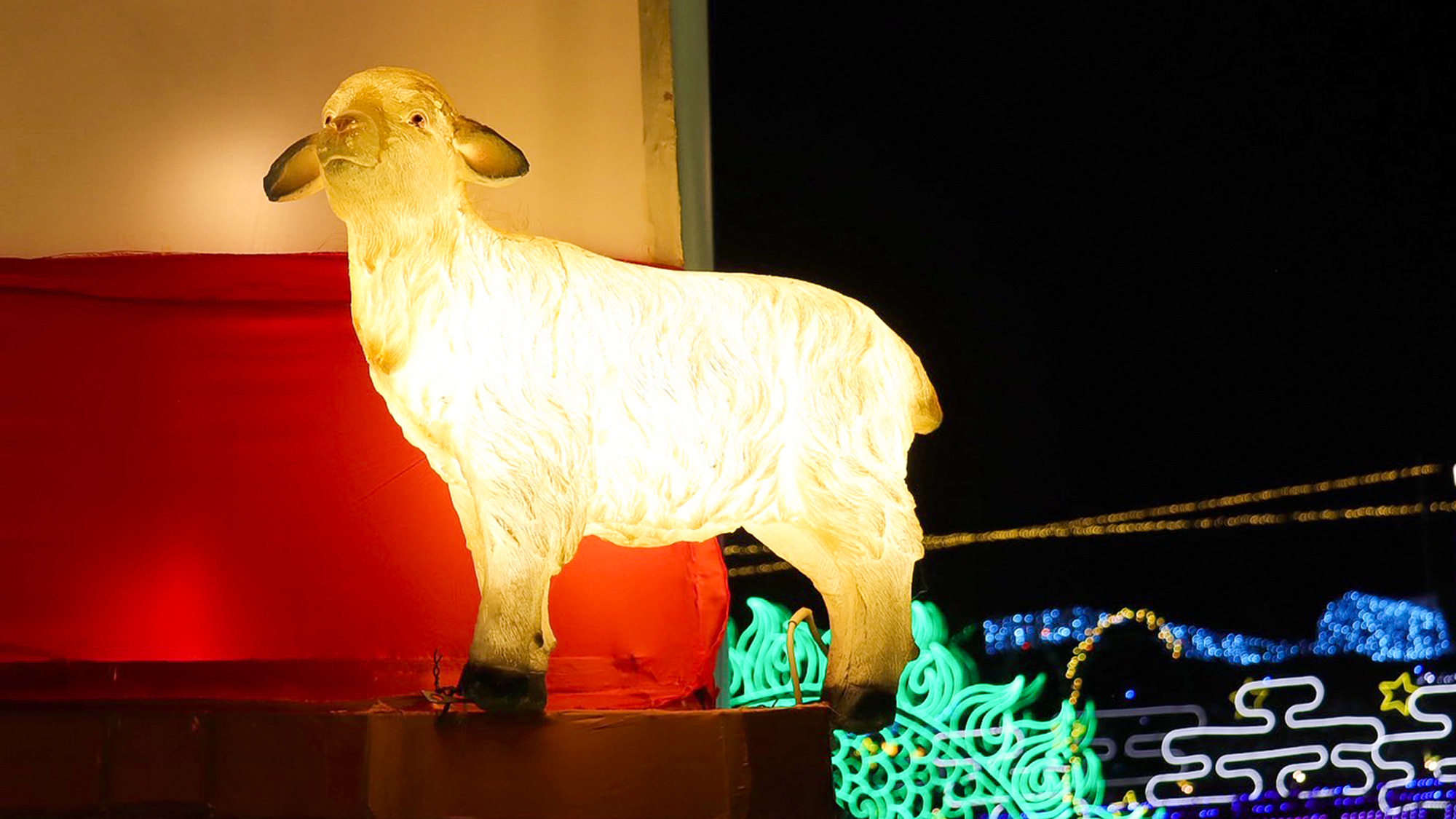 ・【伊豆高原グランイルミ 】きらめきに包まれて歩く夜の散歩道では光の動物と出会います