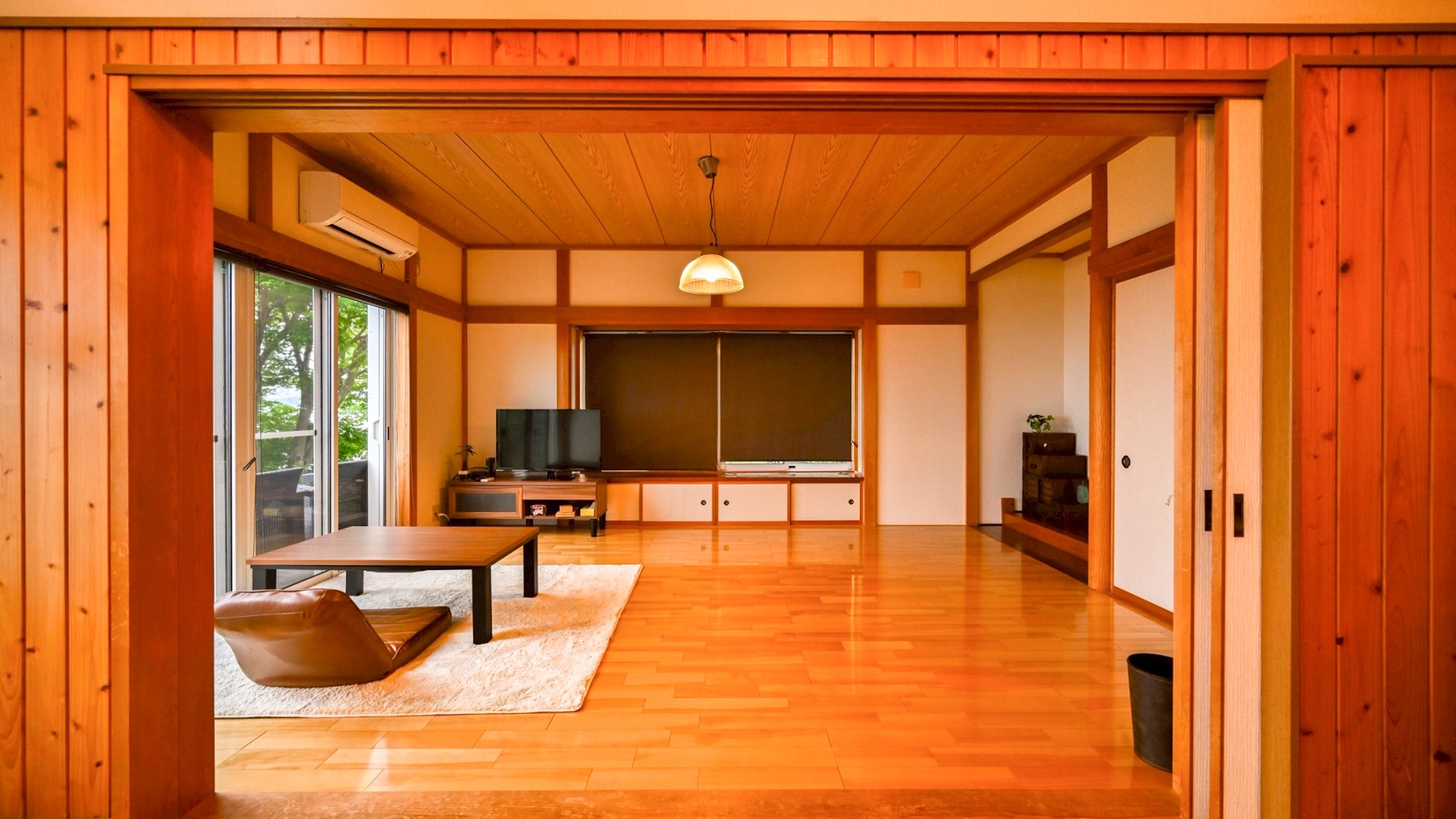 ・テレビ、テーブル、座椅子を設置。お布団を敷いてお休み頂くこともできます