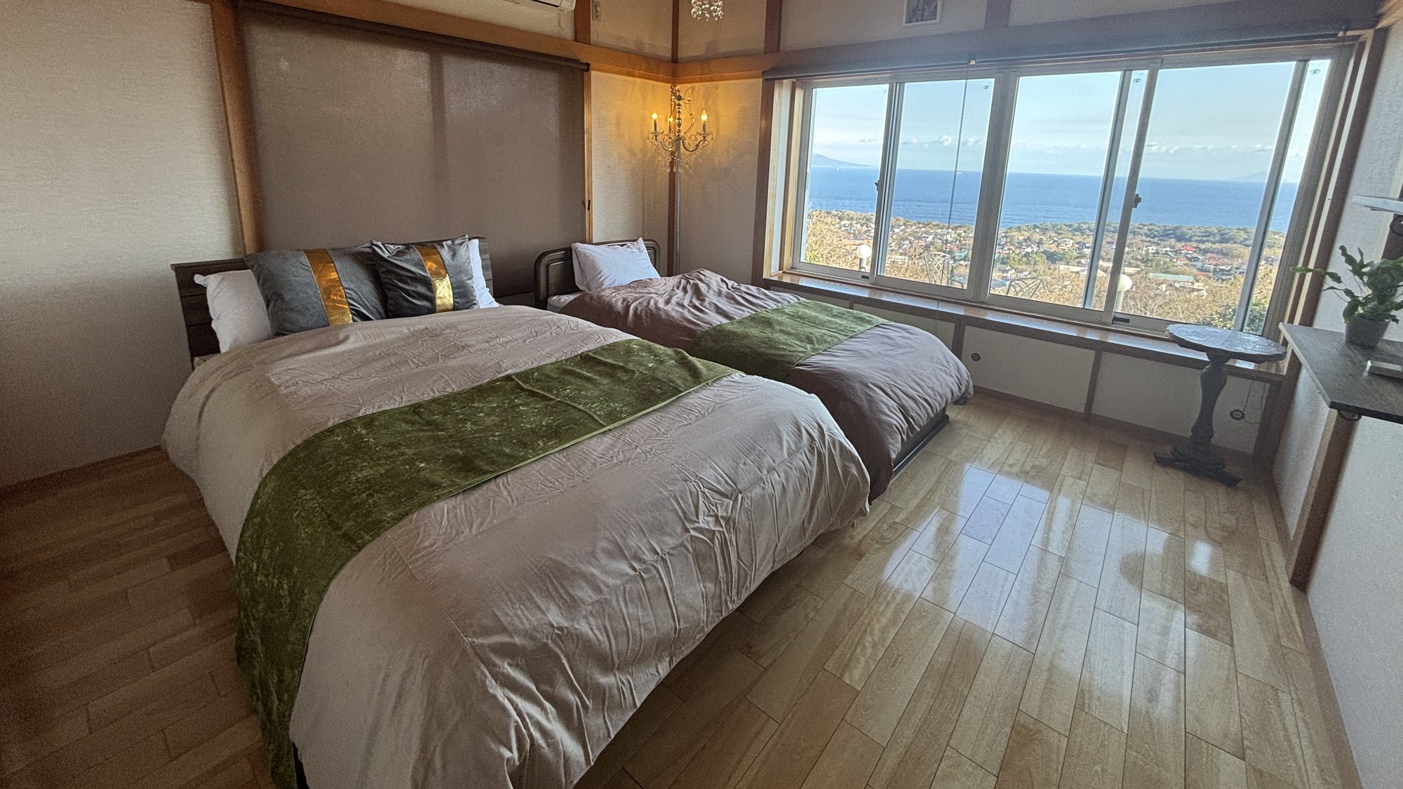 ・【寝室】伊豆の海を眺めながら静かな環境でゆっくりお休みいただけます
