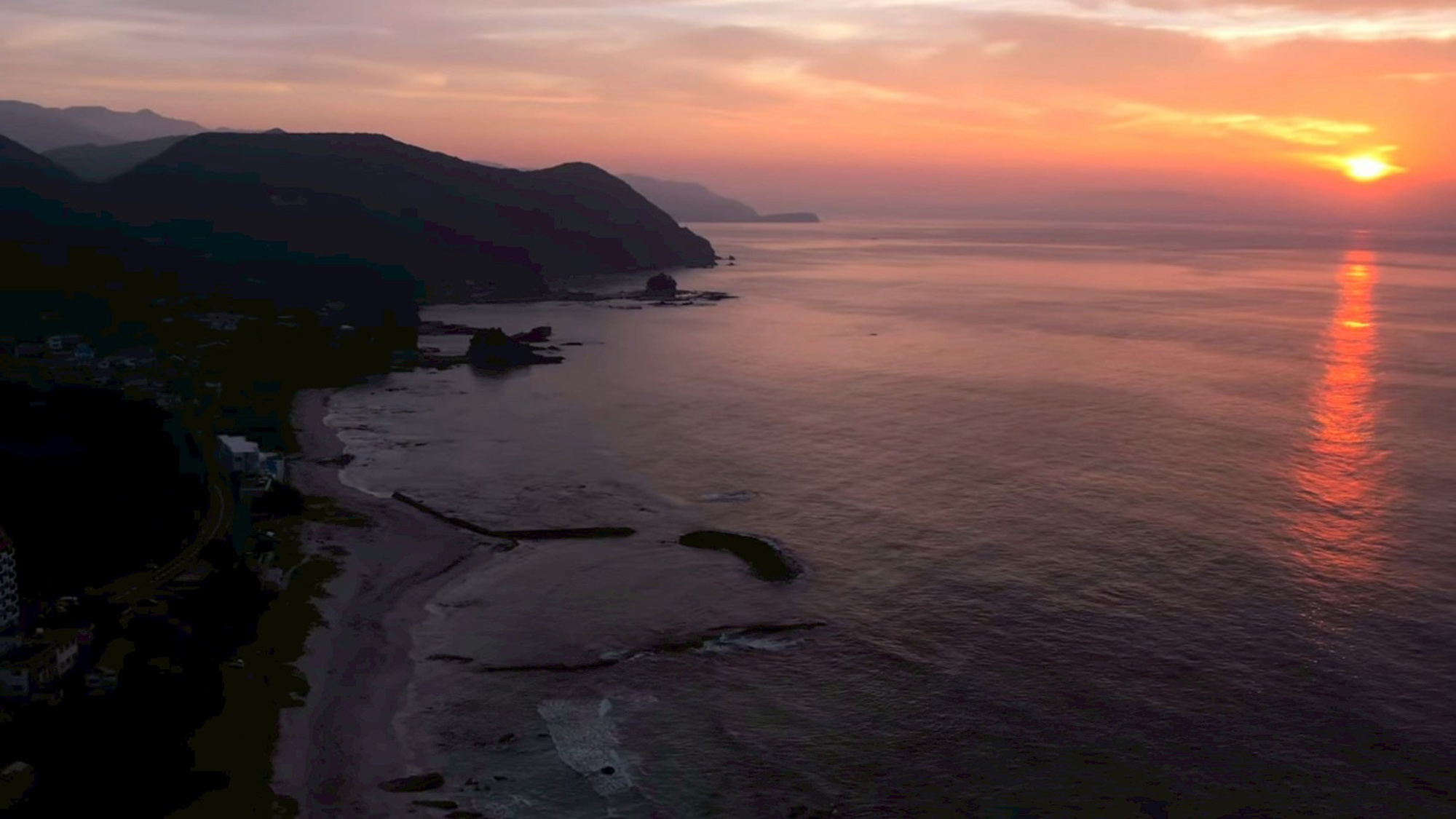 ・【景観】連なる山々と夕日に染まる海を眺め、壮大な景観に心が休まる休暇を当宿で過ごしませんか