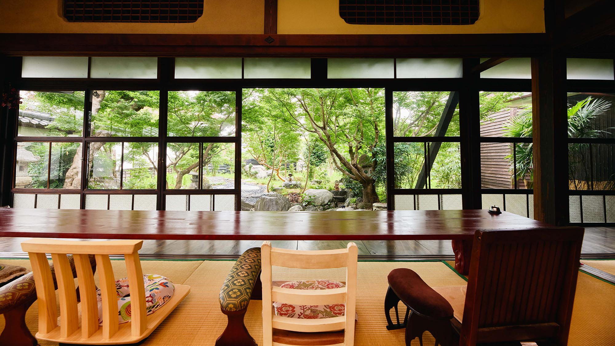 ・【お食事処】目の前に広がる日本庭園