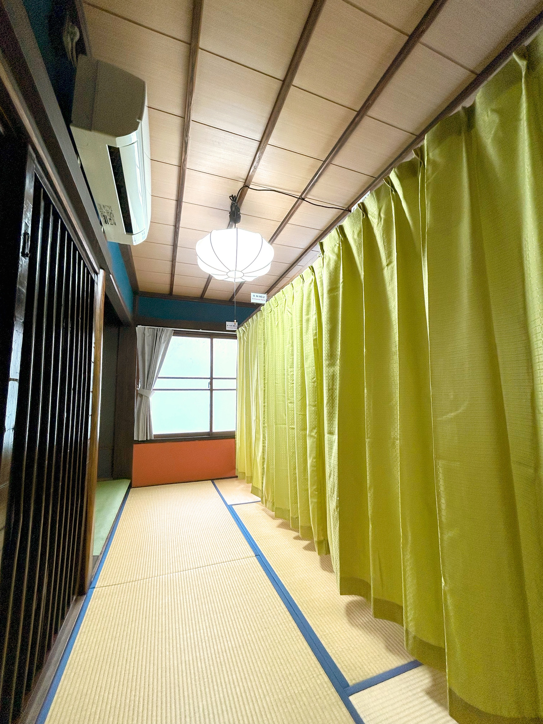 歴史ある建物の中で、静かな時間を楽しめる客室です。
