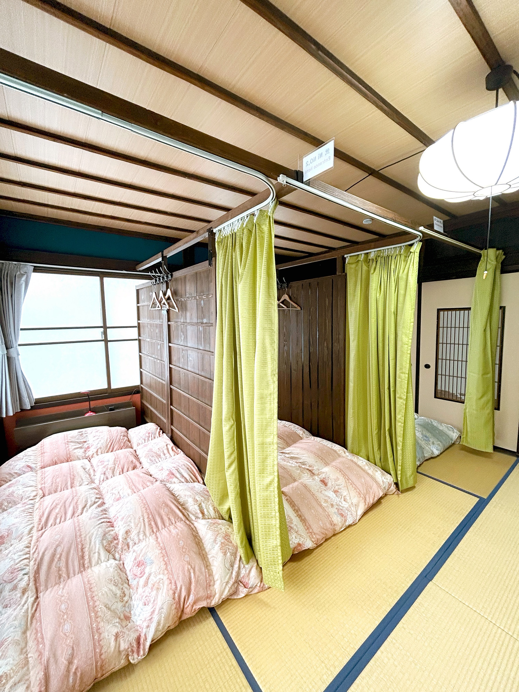 古民家の趣を残した、和の落ち着きを感じるお部屋です。