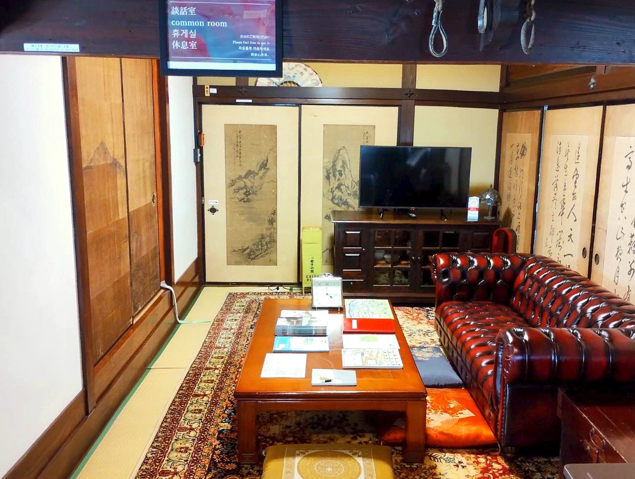 旅人同士が自然と集まる、温かな雰囲気の共用スペースです。