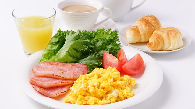 *【朝食（イメージ）】こだわりの低糖質パンが主役のアメリカンスタイル朝食