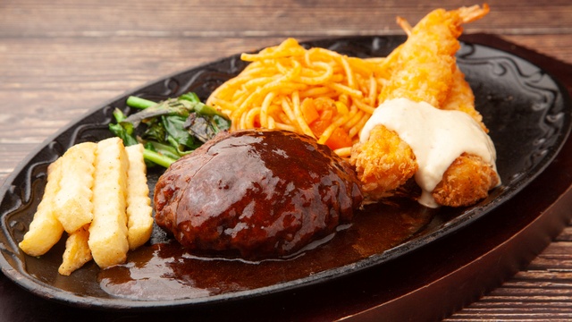 *【夕食（イメージ）】わらじハンバーグがメイン（要予約）