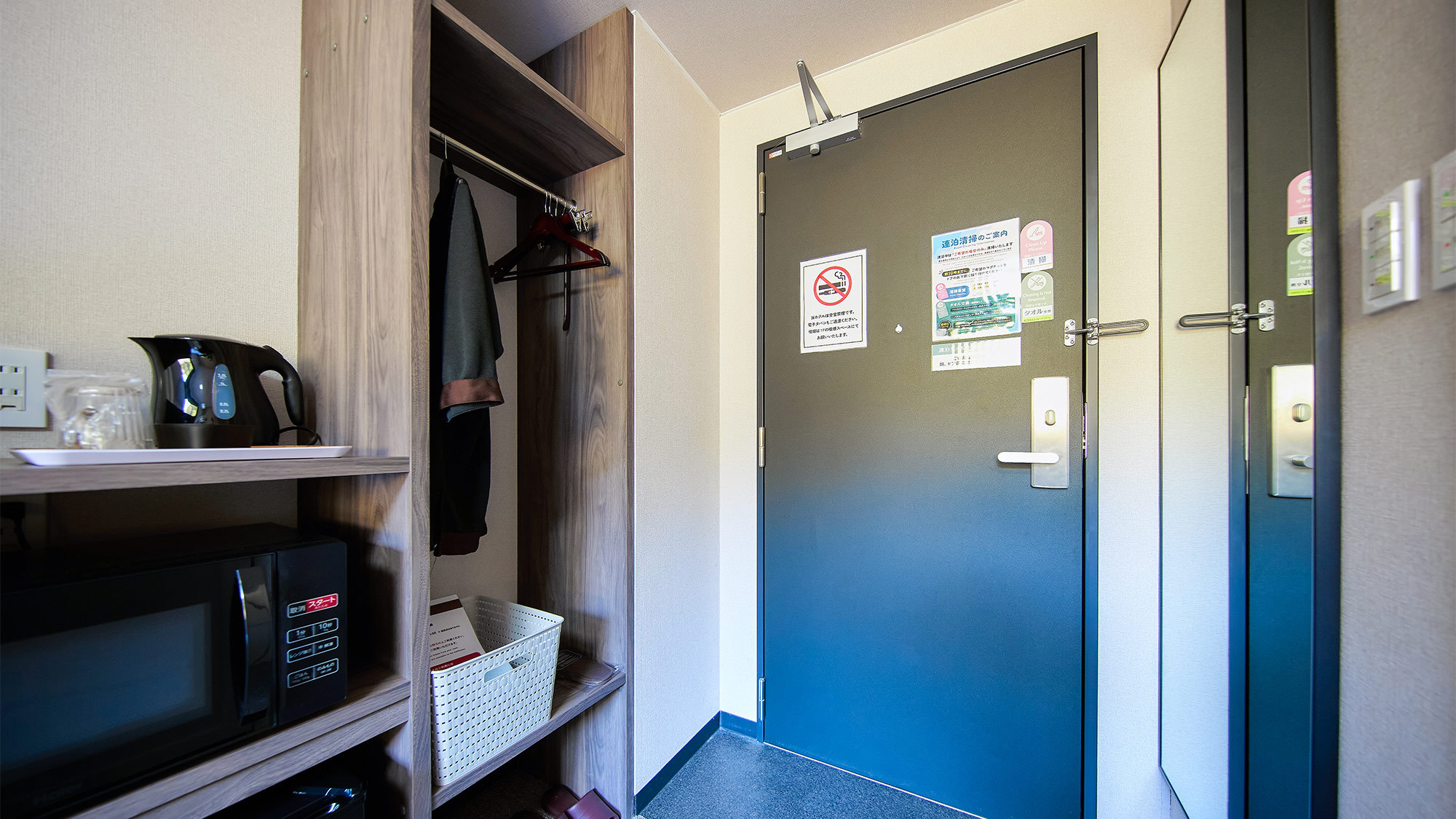 ・【部屋入口】身だしなみを整えられる姿鏡やハンガーラック、部屋設備をまとめて配置しています