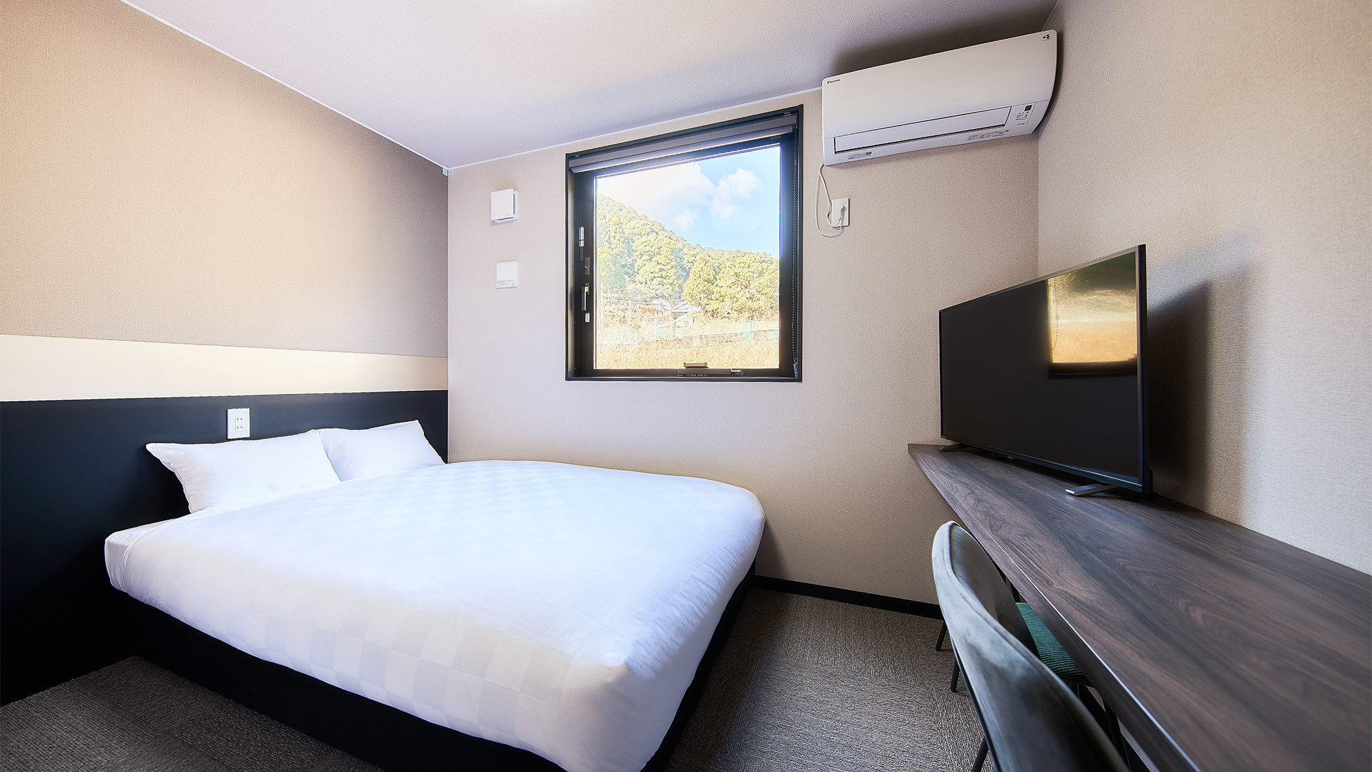 ・【ダブルルーム】デスクと椅子はパソコンやちょっとした荷物を置いたりと便利に活用いただけます