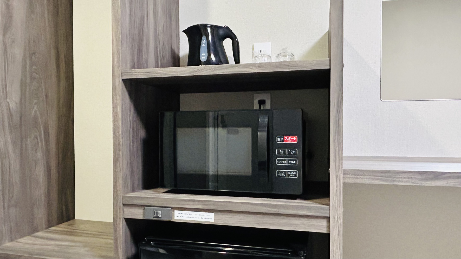 【部屋設備】全客室に湯沸かしポット・電子レンジ・冷蔵庫をご用意しております。