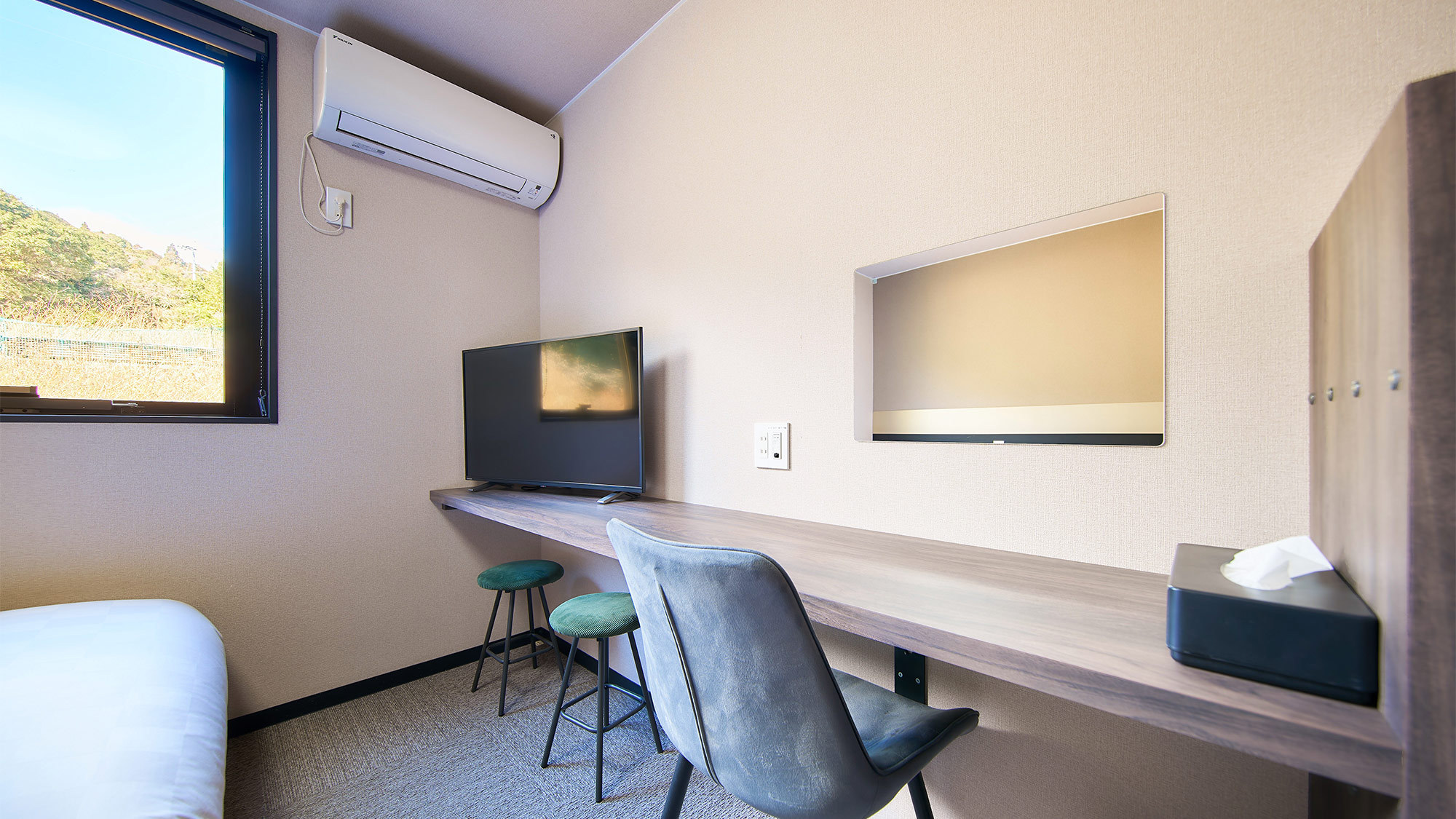 ・【ダブルルーム】デスク前の便利な位置にコンセントやインターネット設備を配置しています
